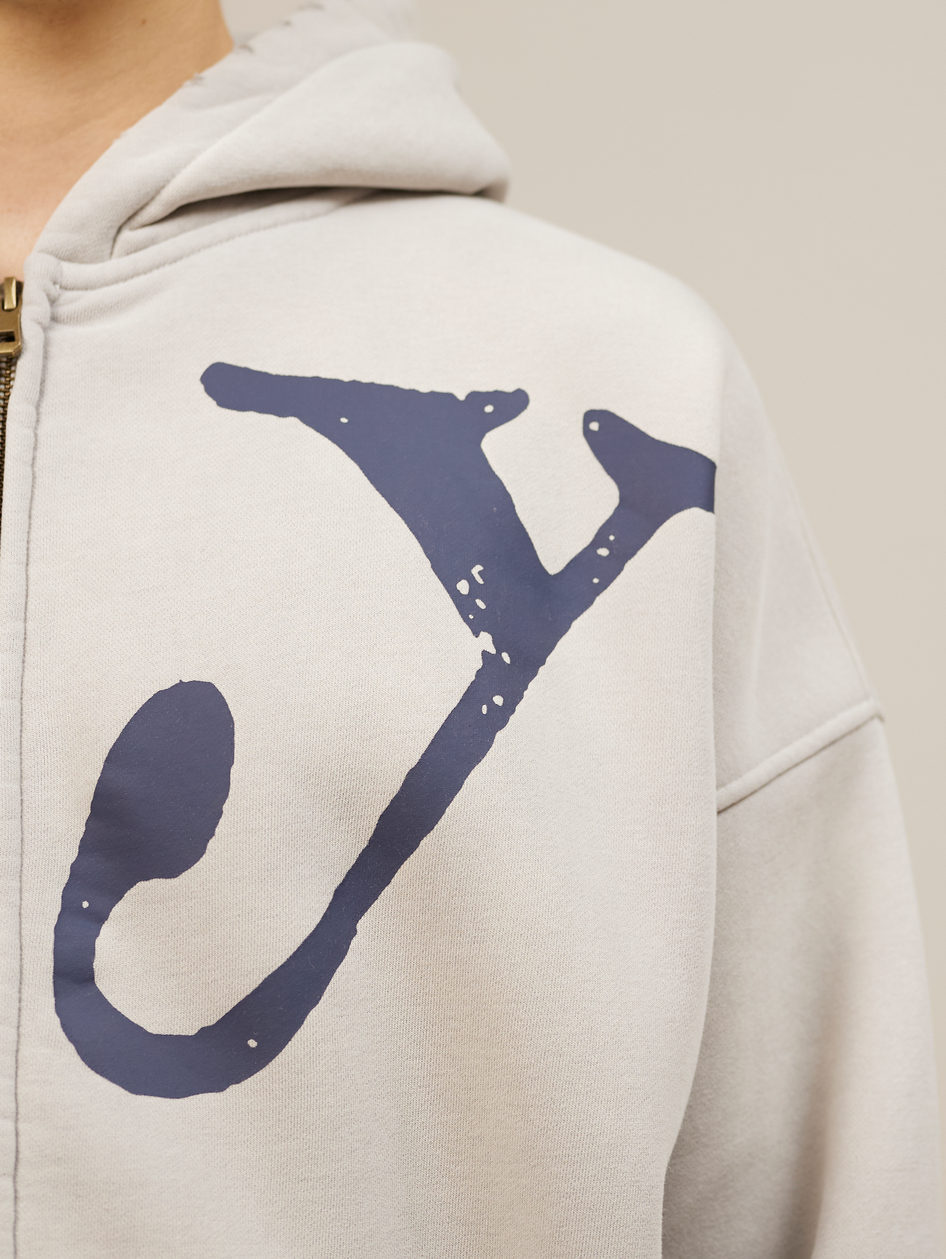 LIGHT GREY OVERSIZED ZIP-UP HOODIE WITH NY GRAPHIC FOR ULTIMATE COMFORT