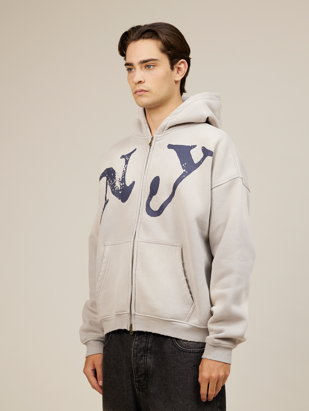 LIGHT GREY OVERSIZED ZIP-UP HOODIE WITH NY GRAPHIC FOR ULTIMATE COMFORT