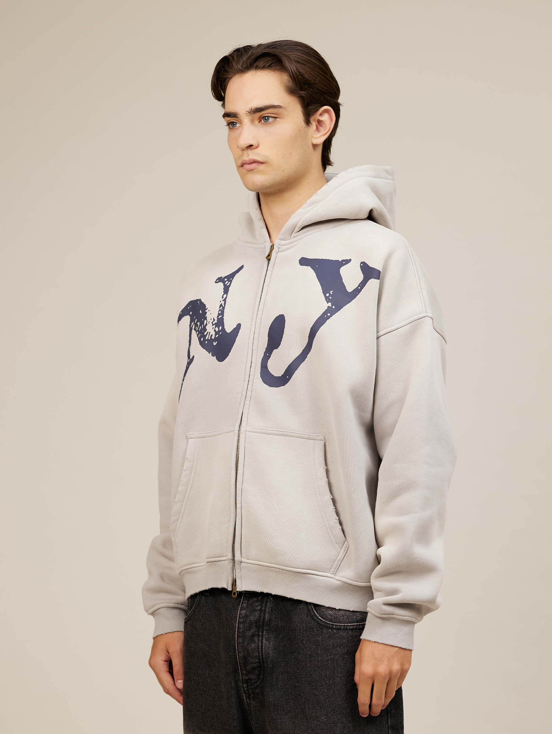 LIGHT GREY OVERSIZED ZIP-UP HOODIE WITH NY GRAPHIC FOR ULTIMATE COMFORT