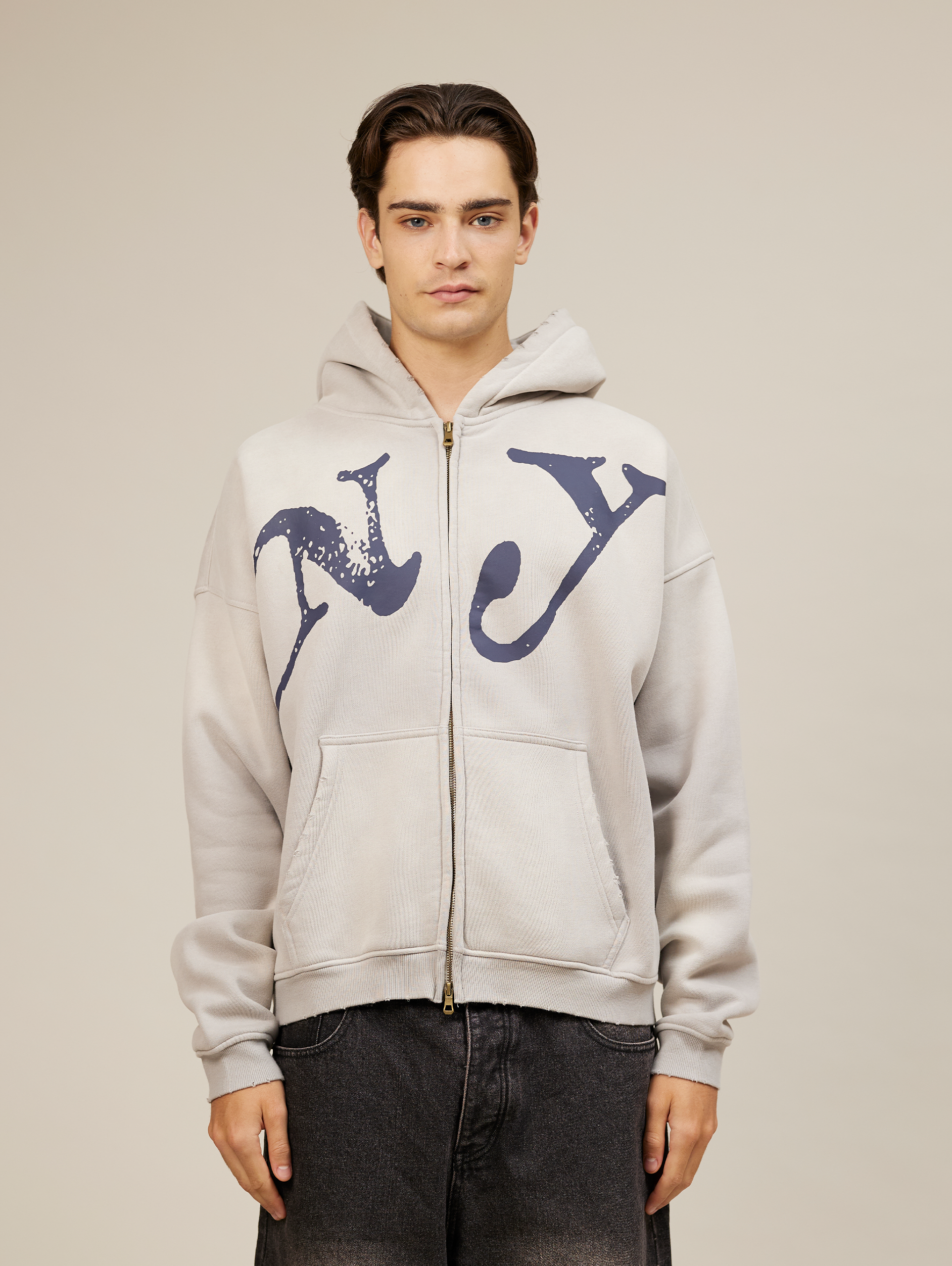 LIGHT GREY OVERSIZED ZIP-UP HOODIE WITH NY GRAPHIC FOR ULTIMATE COMFORT