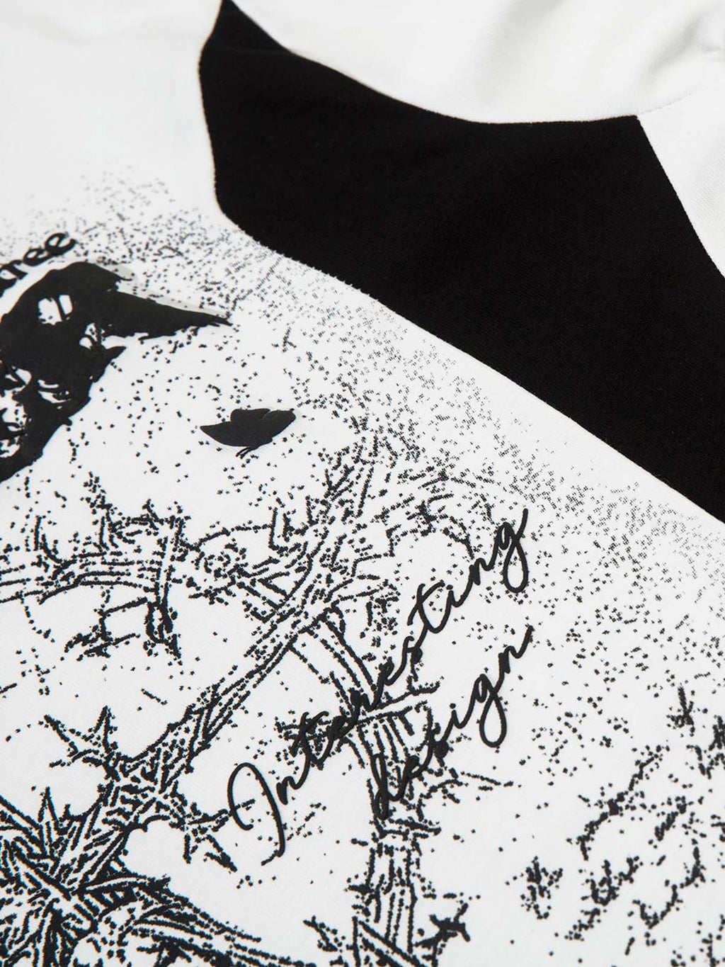 LONG SLEEVE GRAPHIC SHIRT WITH DRAWSTRING COLLAR IN WHITE AND BLACK