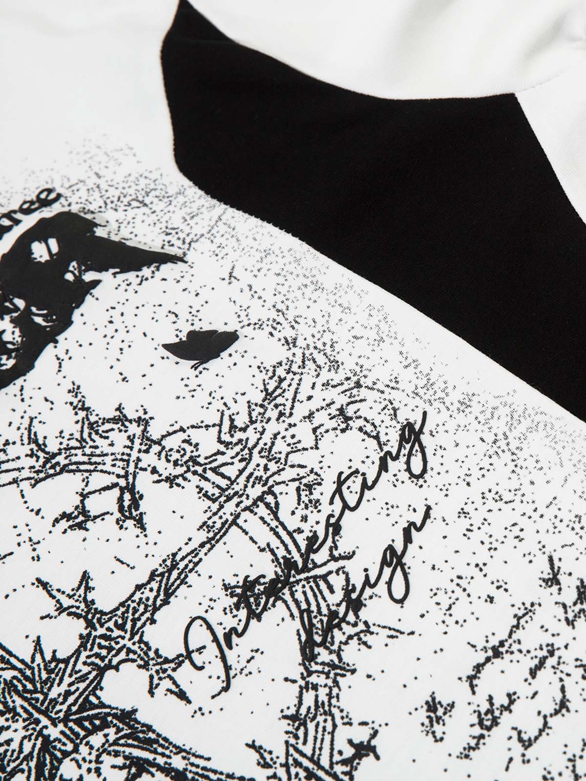 LONG SLEEVE GRAPHIC SHIRT WITH DRAWSTRING COLLAR IN WHITE AND BLACK