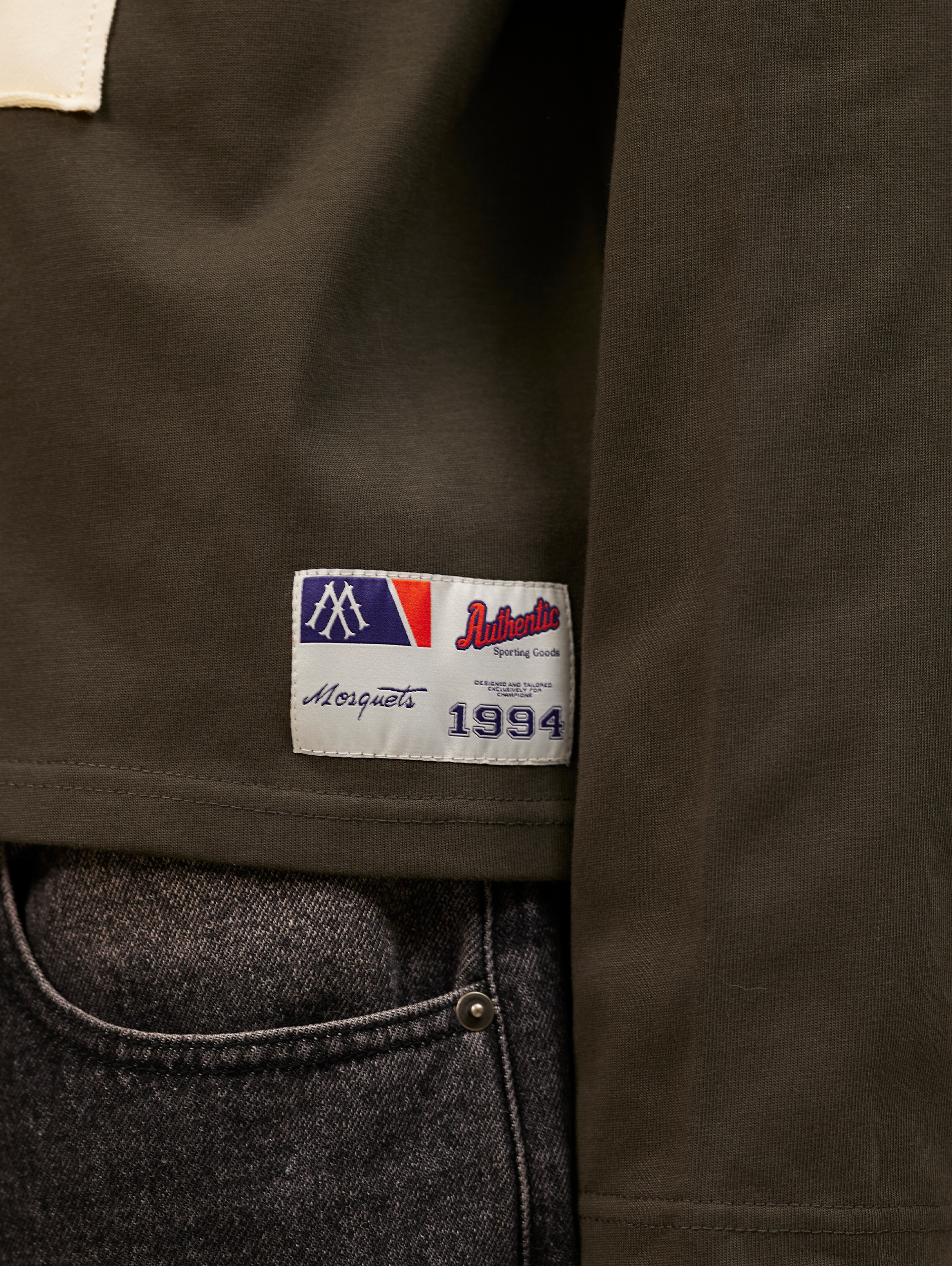 LONG-SLEEVED BLACK SHIRT WITH GREY OVERSIZED PULLOVER STYLE