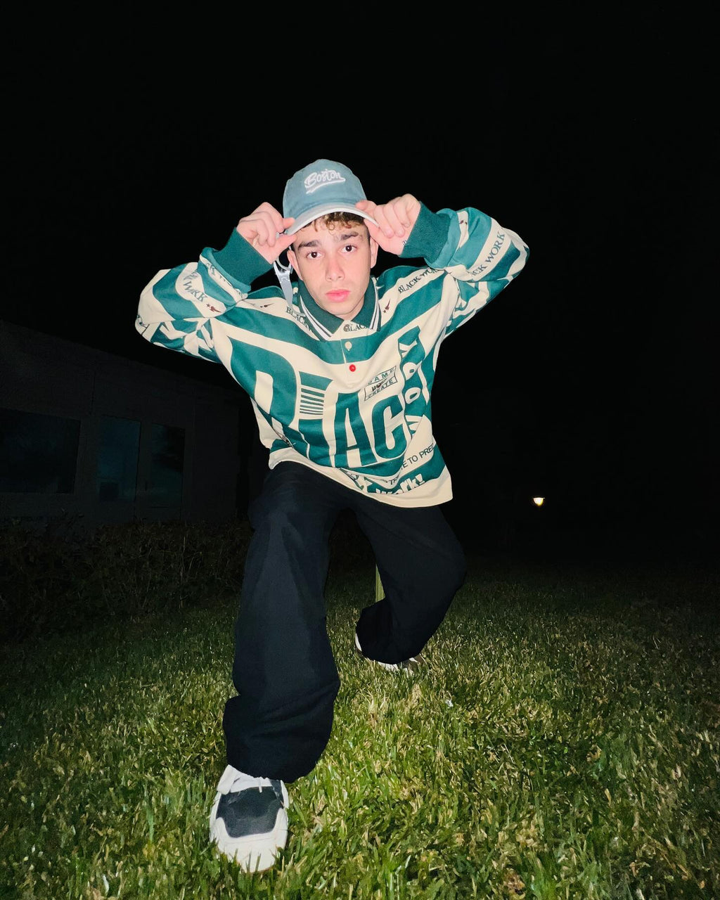 LONG-SLEEVED POLO SHIRT WITH GRAPHIC DESIGN - BLACK WORK GRAPHIC