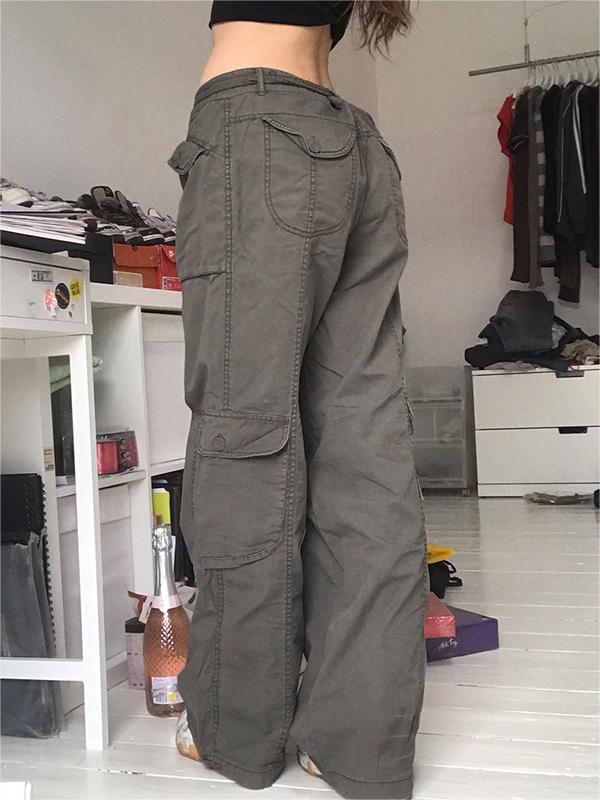 LOW-RISE CARGO PANTS IN WASHED GREY FOR MODERN STYLE AND COMFORT