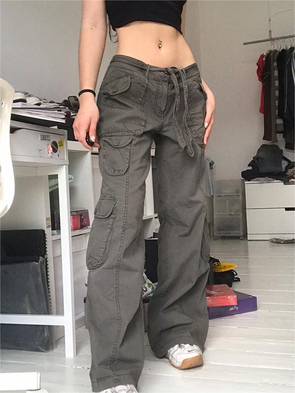 LOW-RISE CARGO PANTS IN WASHED GREY FOR MODERN STYLE AND COMFORT