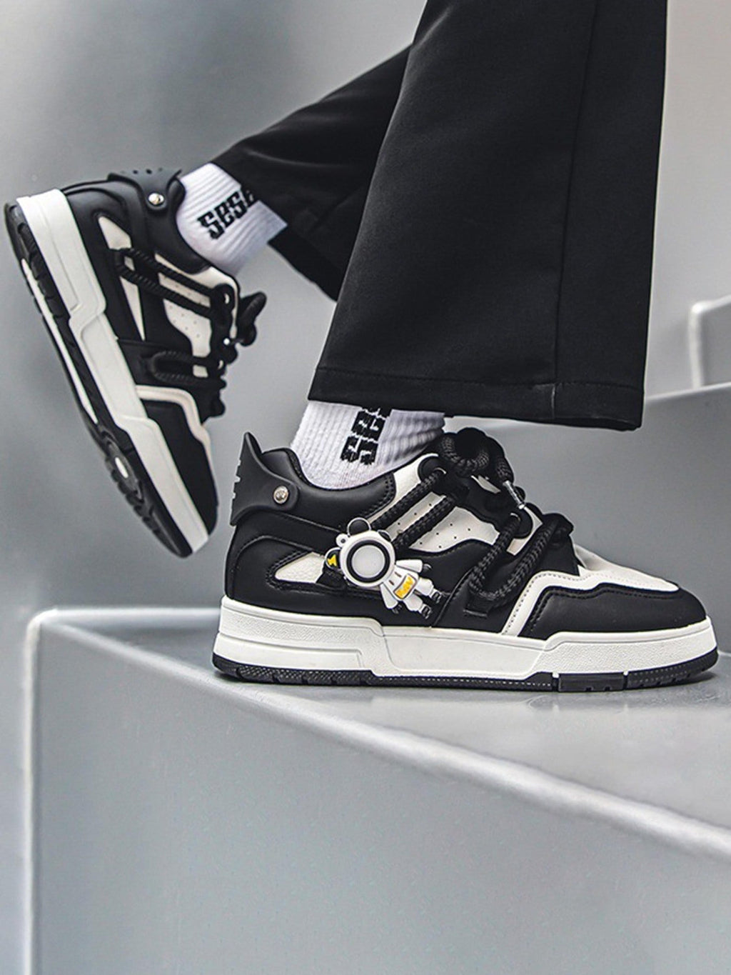 LOW-TOP SNEAKERS BLACK AND WHITE FASHION FOOTWEAR