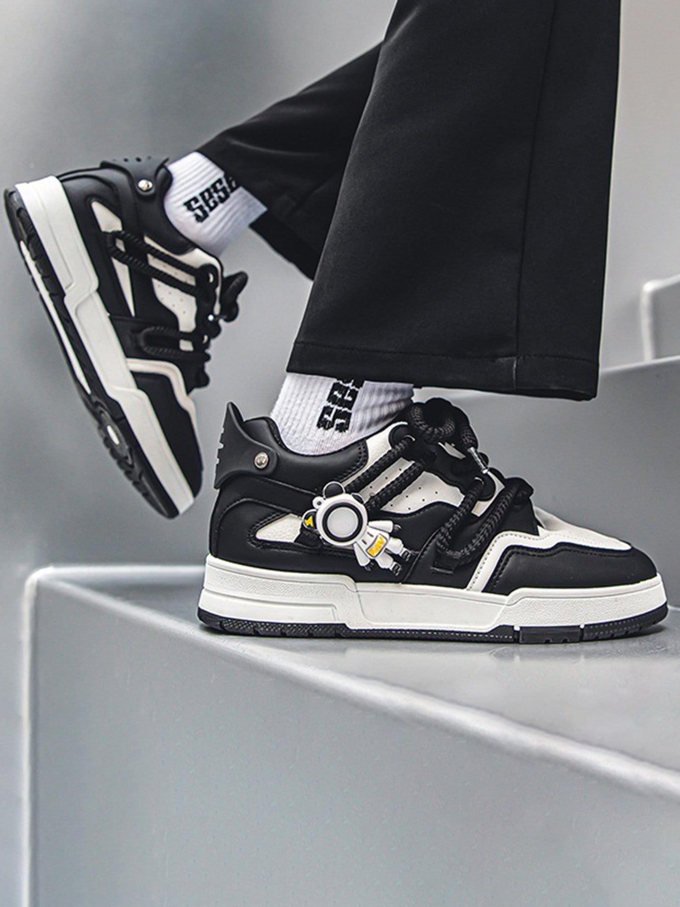 LOW-TOP SNEAKERS BLACK AND WHITE FASHION FOOTWEAR