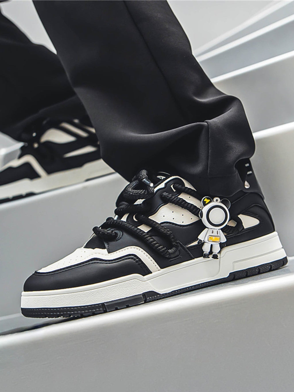 LOW-TOP SNEAKERS BLACK AND WHITE FASHION FOOTWEAR