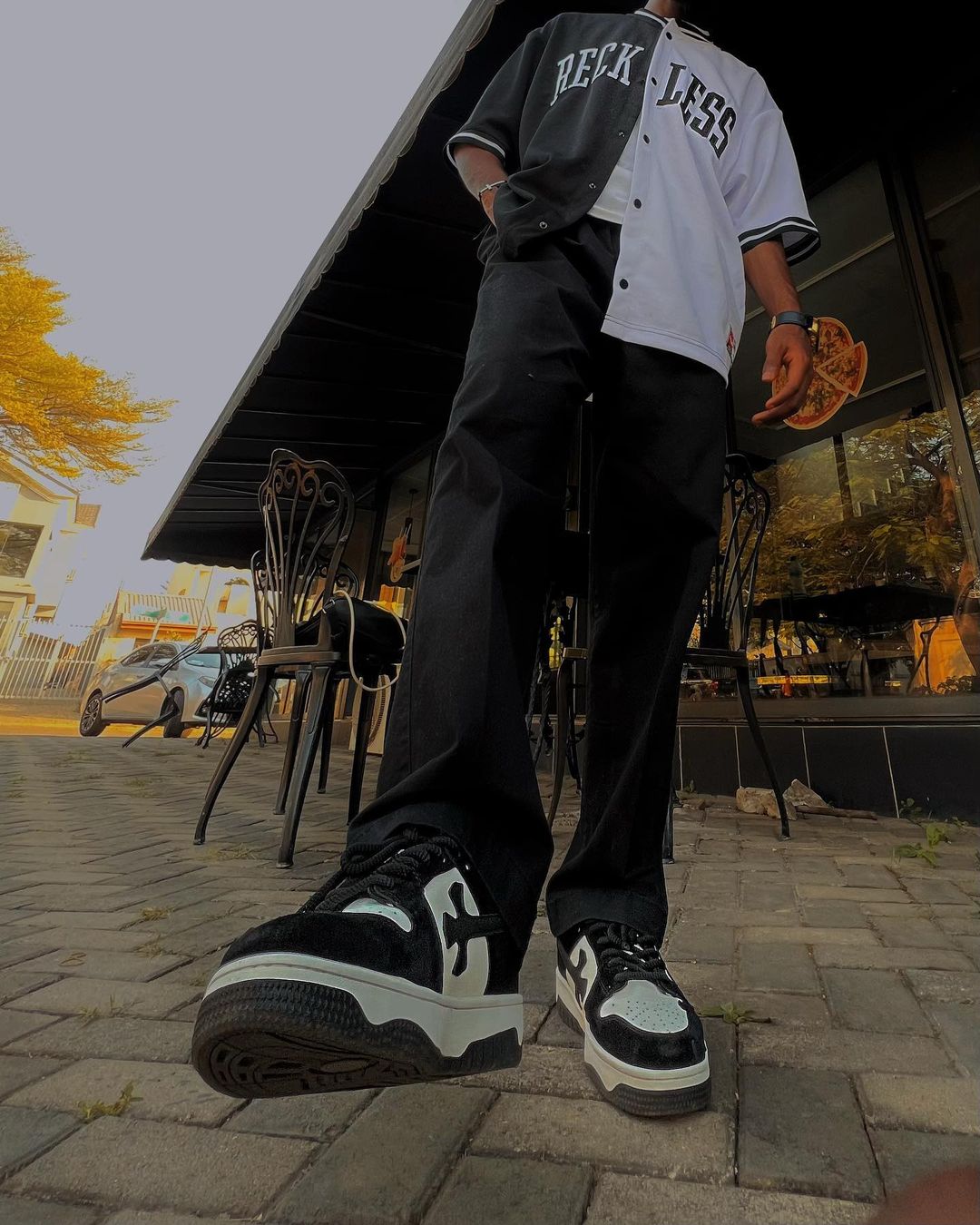 LOW-TOP SNEAKERS BLACK AND WHITE ROUND TOE DESIGN