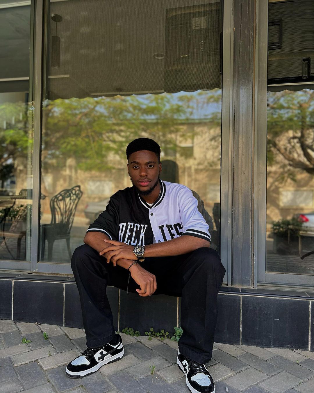 LOW-TOP SNEAKERS BLACK AND WHITE ROUND TOE DESIGN