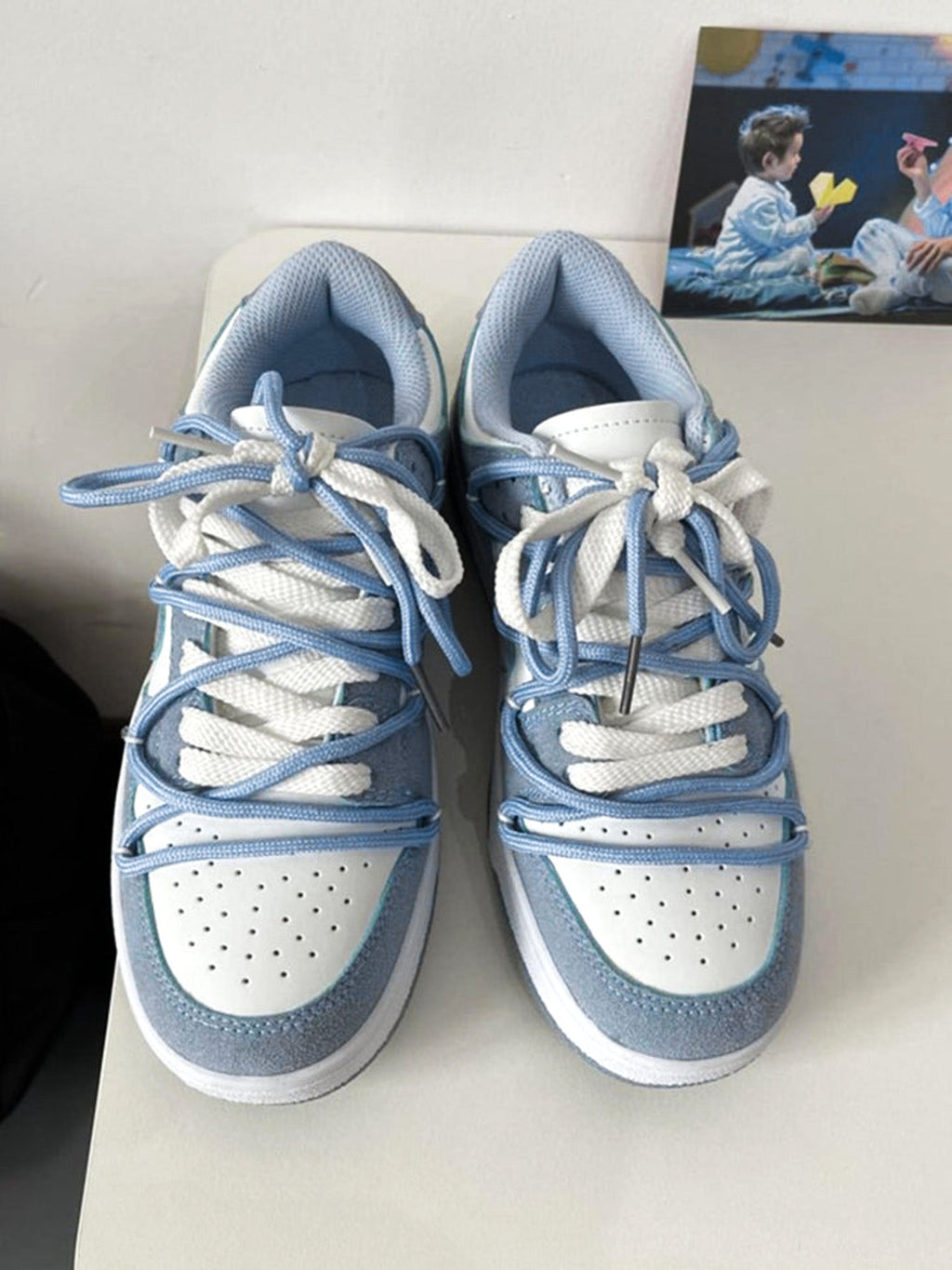 LOW-TOP SNEAKERS BLUE AND WHITE ROUND TOE SHOE SP230818IWDN