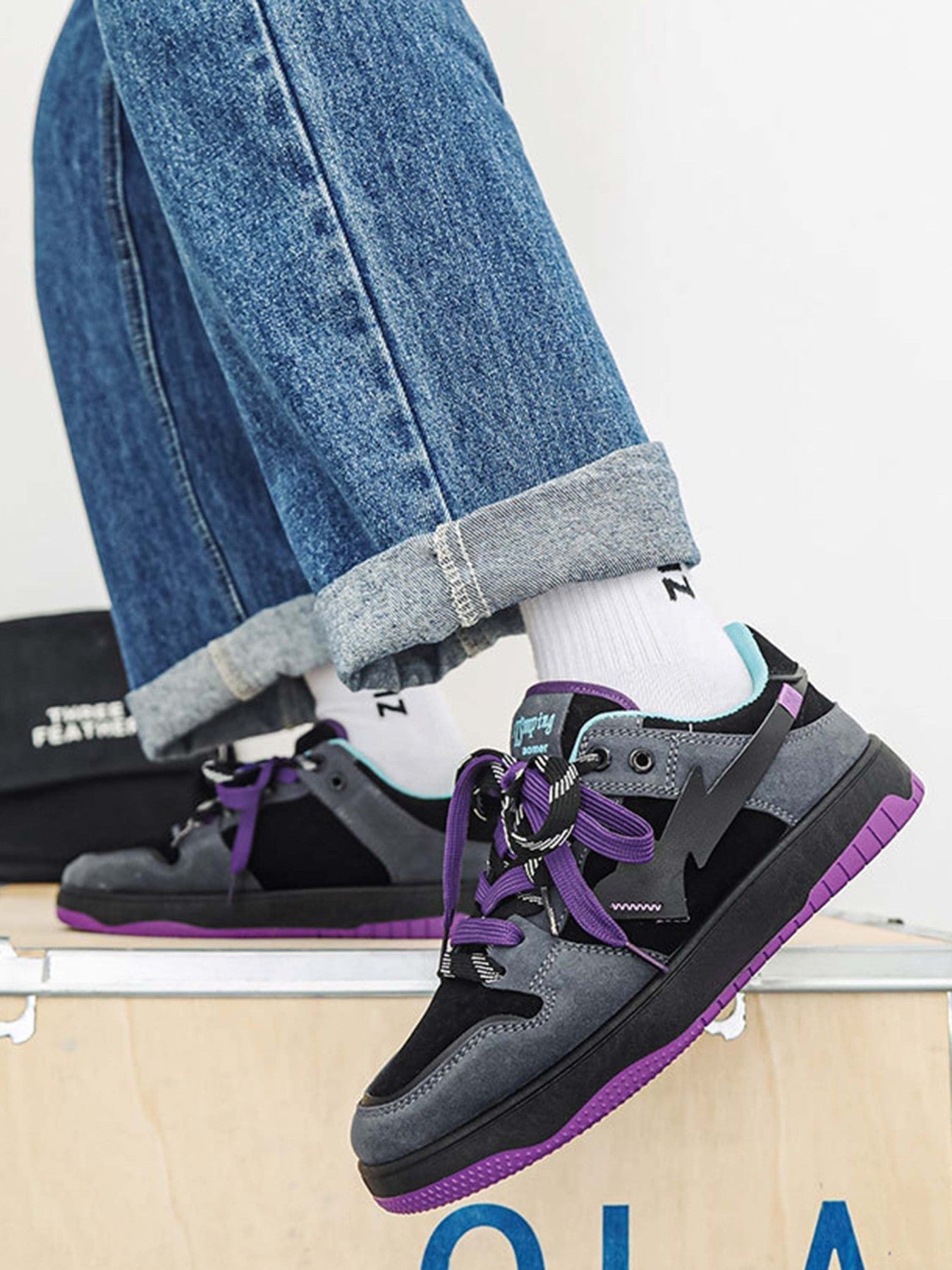 LOW-TOP SNEAKERS WITH PURPLE ACCENTS AND RUBBER OUTSOLE