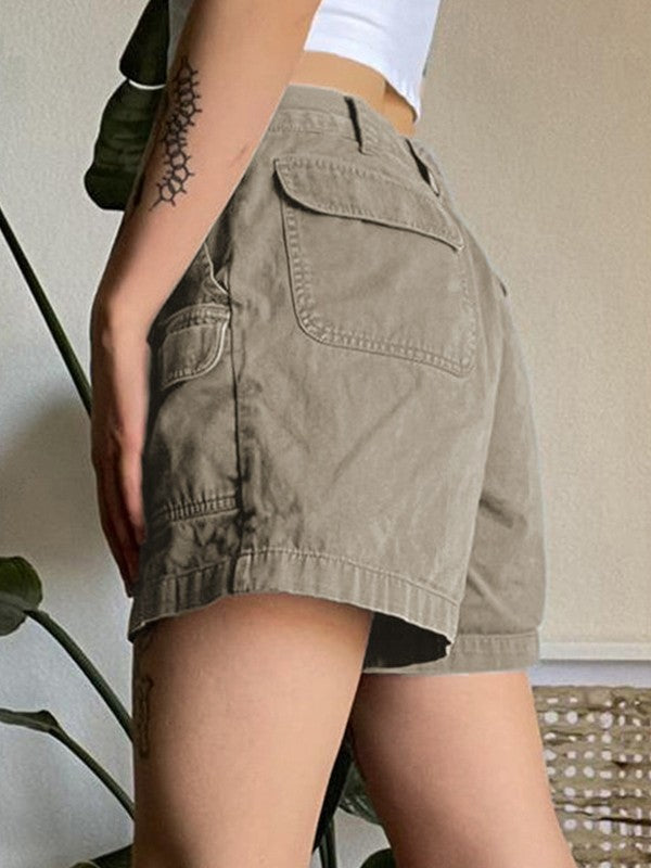 OLIVE GREEN CARGO SHORTS WITH STRAIGHT LEG DESIGN