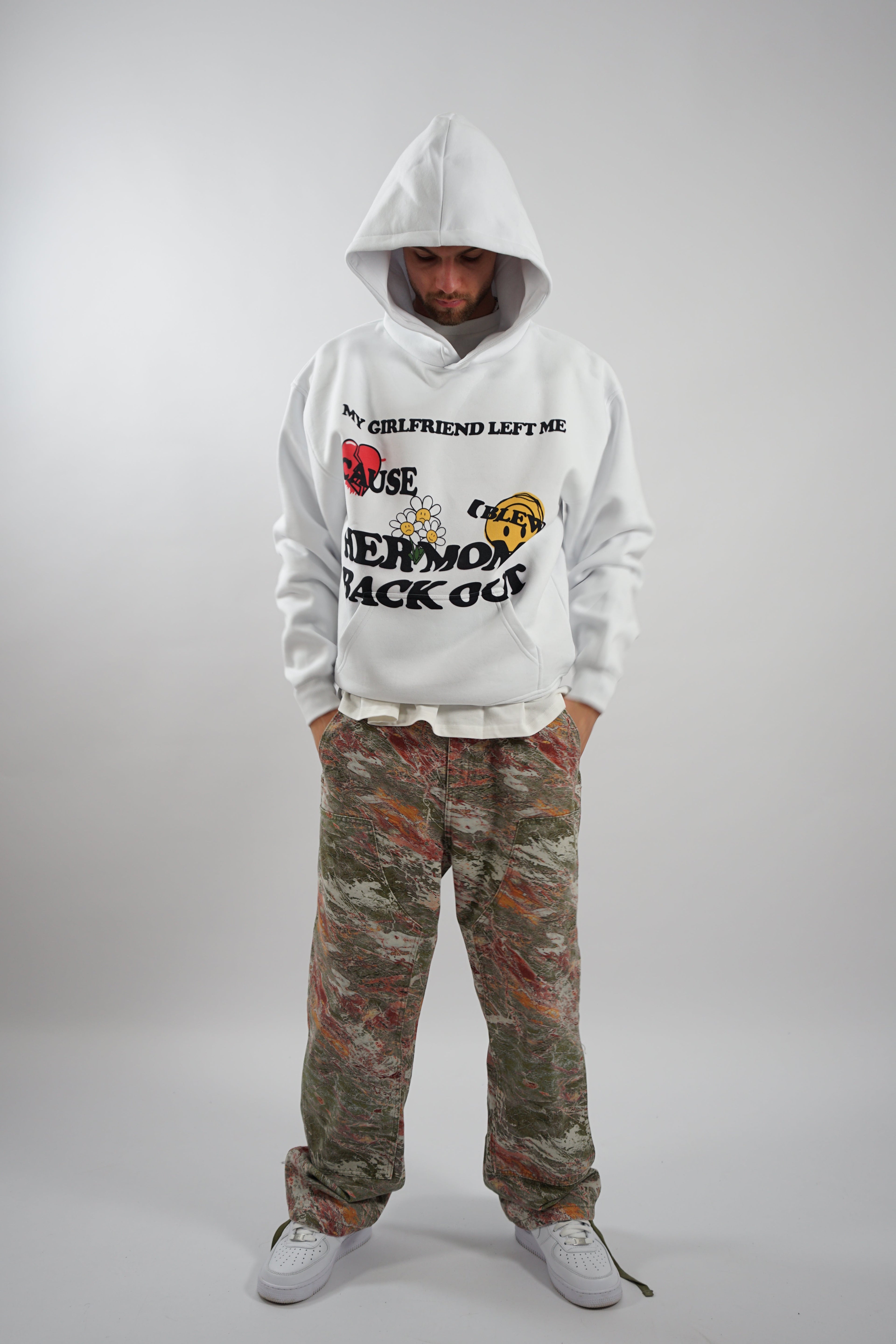 OVERSIZE STREETWEAR HOODIE IN WHITE WITH CAMOUFLAGE PANTS