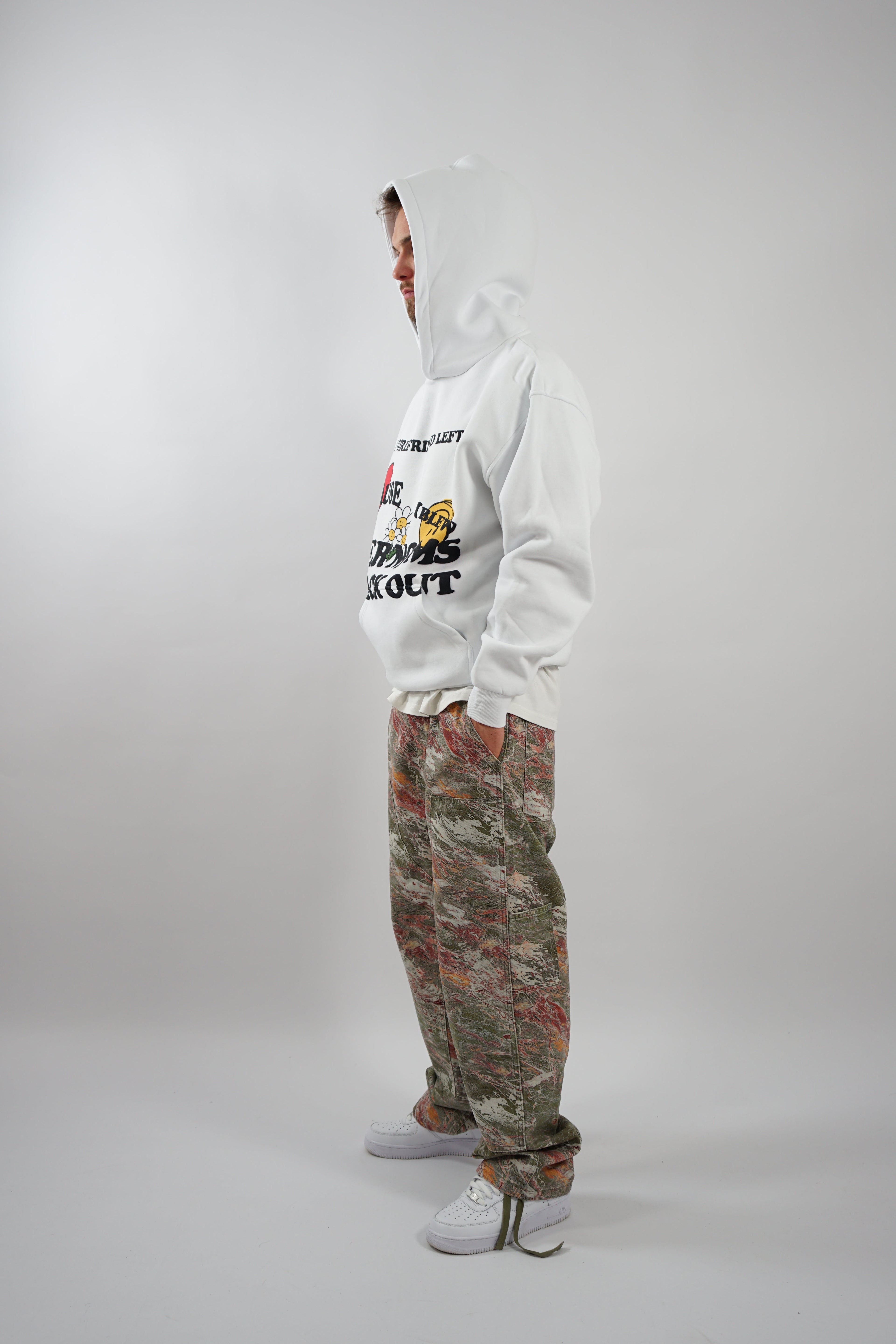 OVERSIZE STREETWEAR HOODIE IN WHITE WITH CAMOUFLAGE PANTS