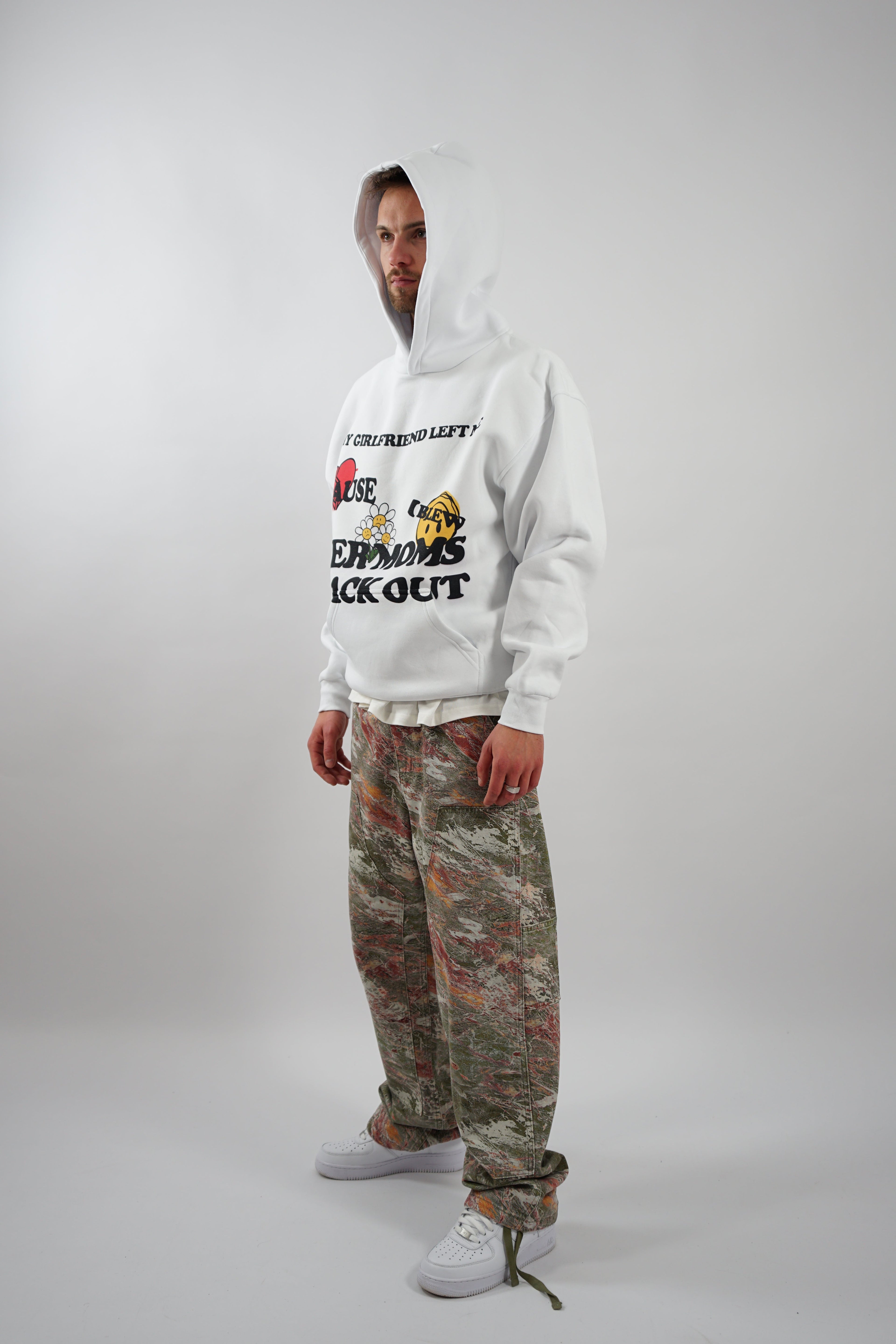 OVERSIZE STREETWEAR HOODIE IN WHITE WITH CAMOUFLAGE PANTS