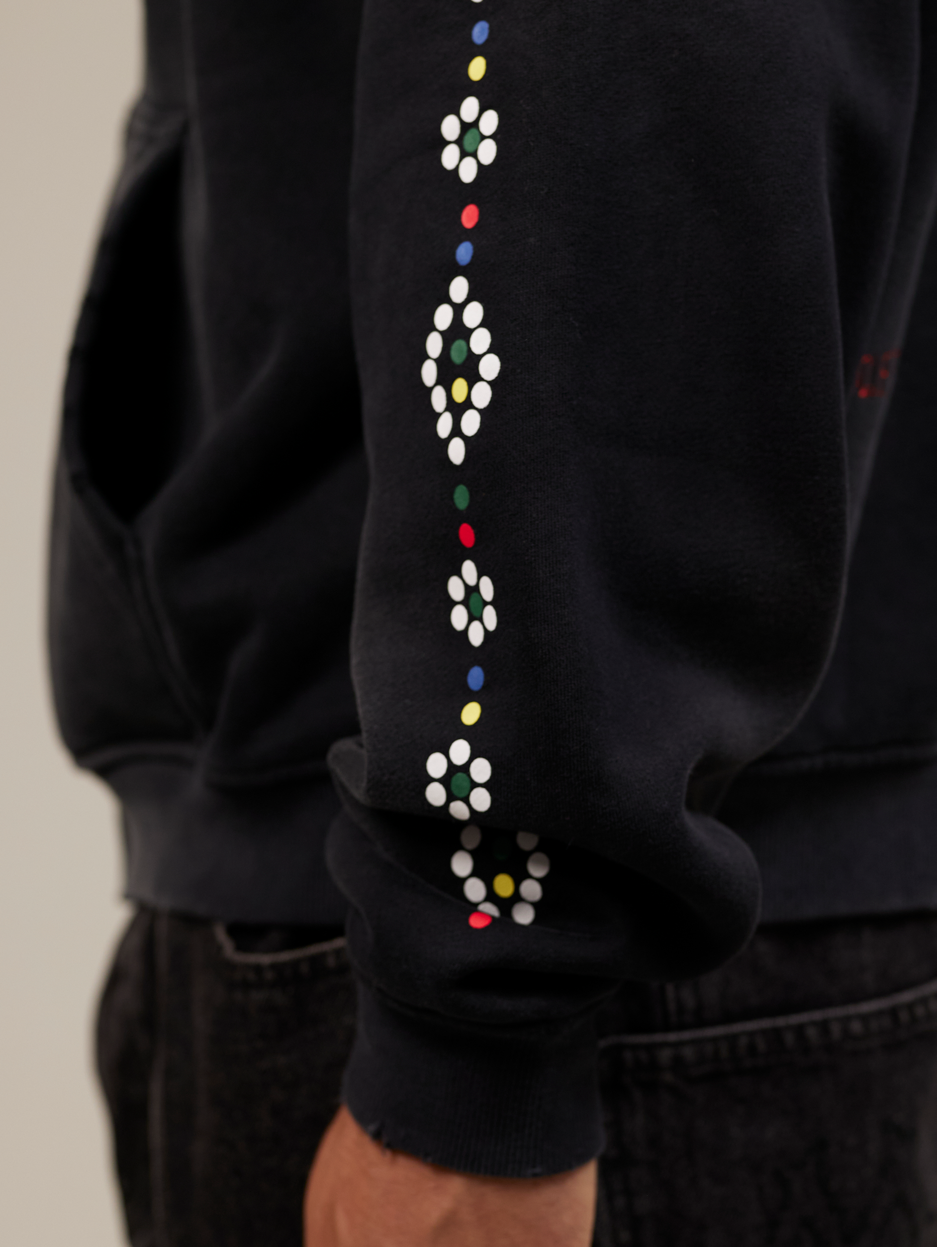 OVERSIZED BLACK ZIP-UP HOODIE WITH PATTERNED SLEEVES FOR STYLISH LAYERING