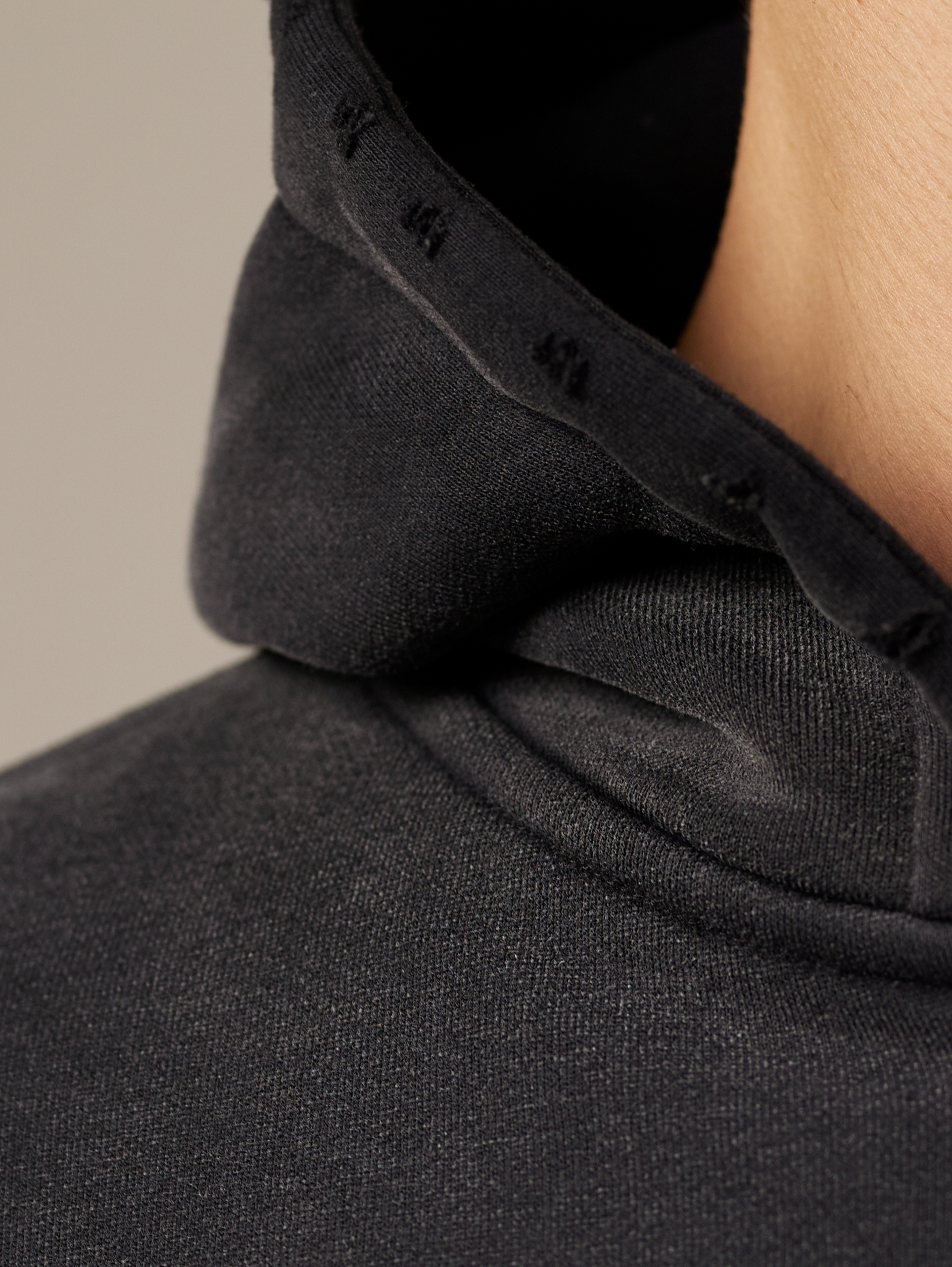 OVERSIZED BLACK ZIP-UP HOODIE WITH PATTERNED SLEEVES FOR STYLISH LAYERING