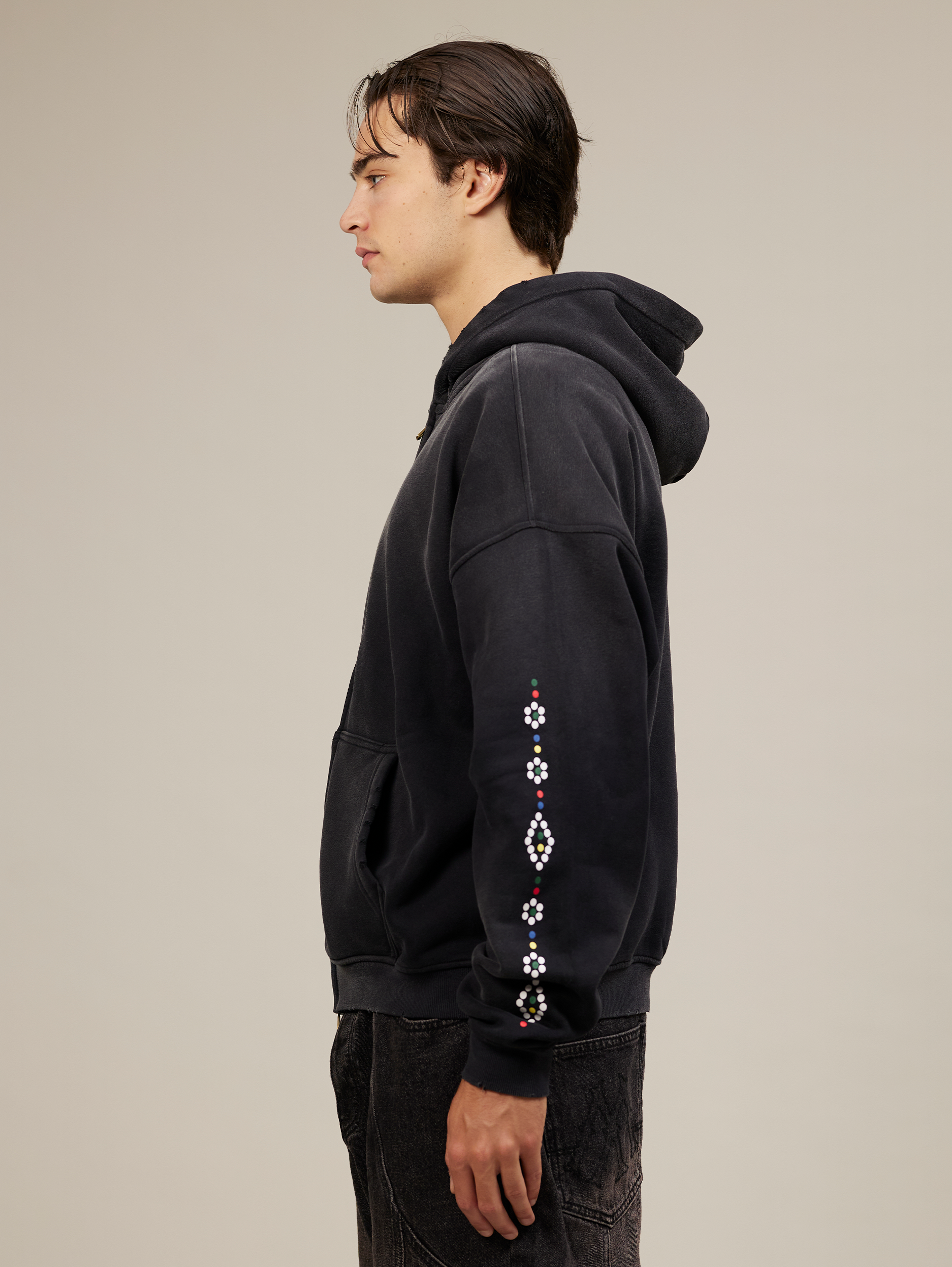 OVERSIZED BLACK ZIP-UP HOODIE WITH PATTERNED SLEEVES FOR STYLISH LAYERING