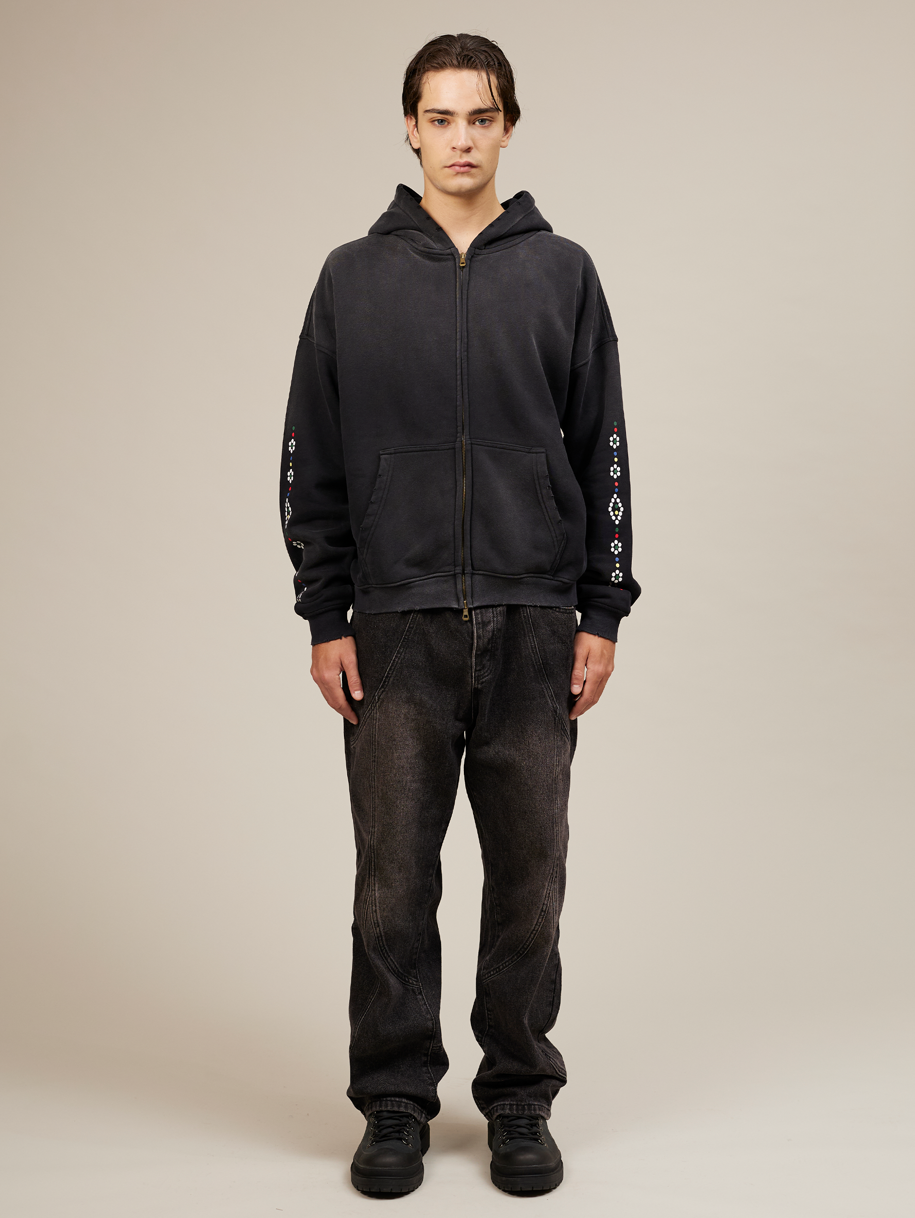 OVERSIZED BLACK ZIP-UP HOODIE WITH PATTERNED SLEEVES FOR STYLISH LAYERING