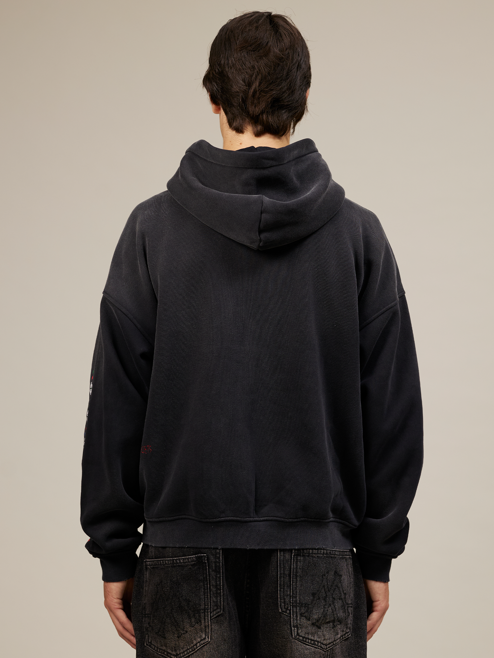 OVERSIZED BLACK ZIP-UP HOODIE WITH PATTERNED SLEEVES FOR STYLISH LAYERING