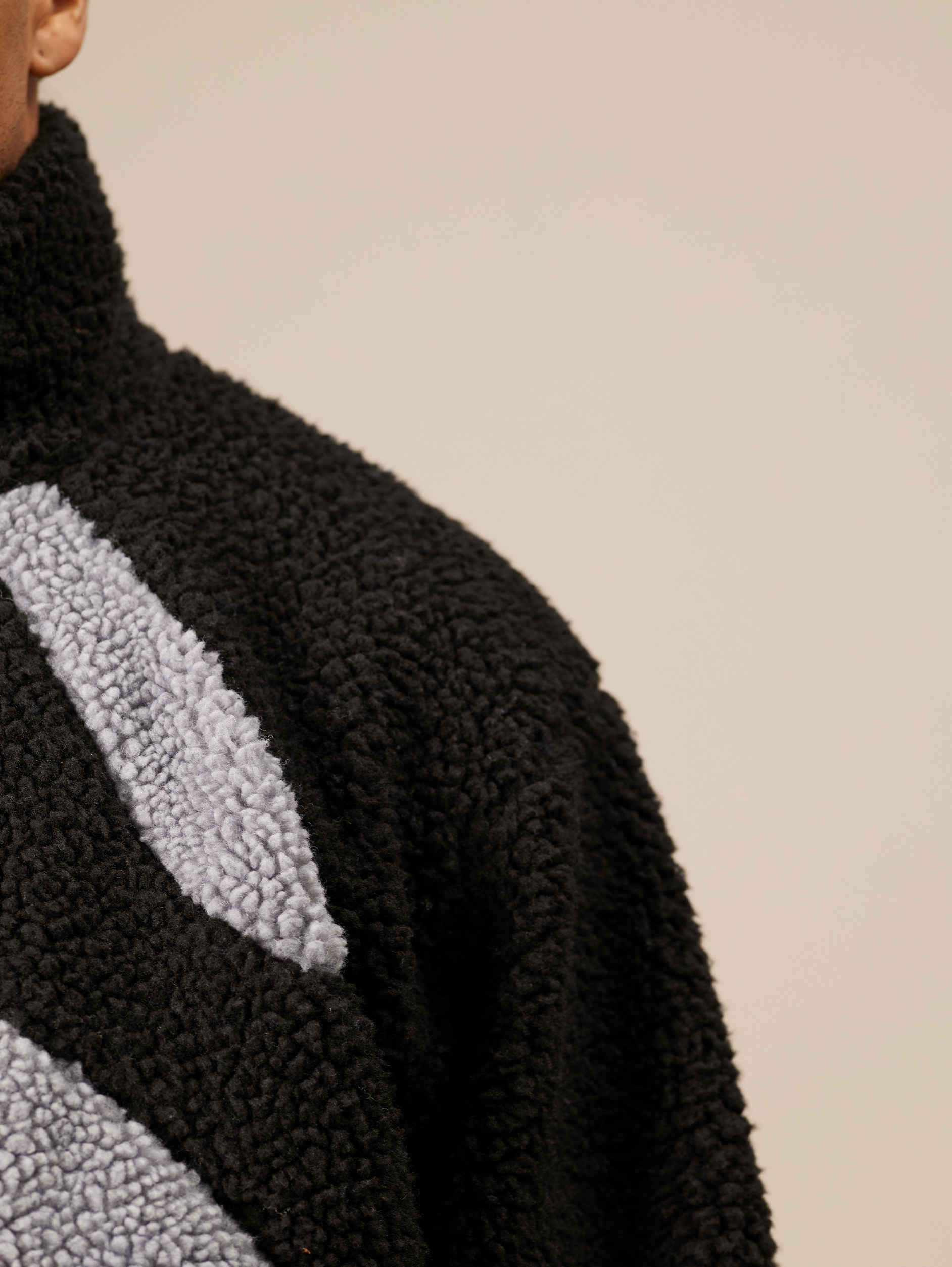 OVERSIZED DROPPED SHOULDER FLEECE JACKET IN BLACK AND GRAY