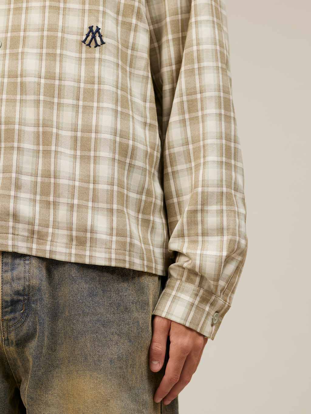OVERSIZED GREY CREAM PLAID LONG-SLEEVED SHIRT FOR ULTIMATE COMFORT
