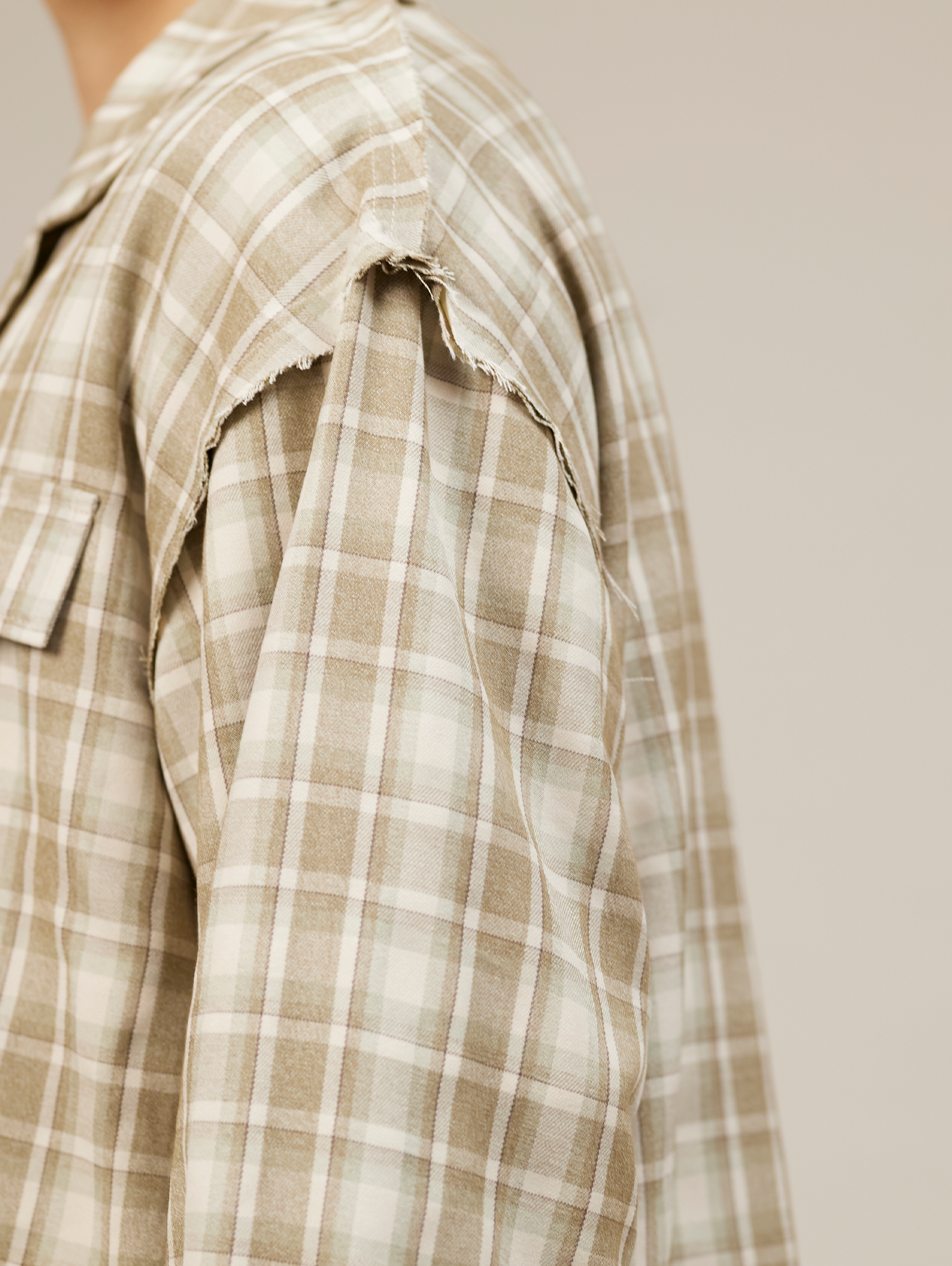 OVERSIZED GREY CREAM PLAID LONG-SLEEVED SHIRT FOR ULTIMATE COMFORT