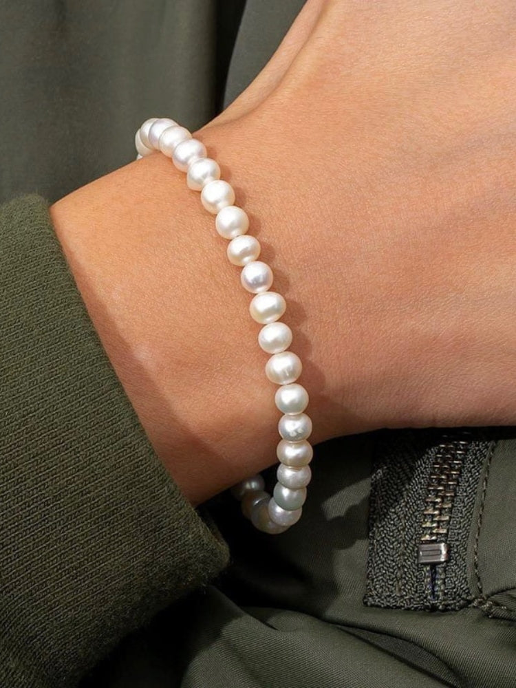 PEARL BEADED BRACELET WITH DARK CLASP - ELEGANT JEWELRY ACCESSORY