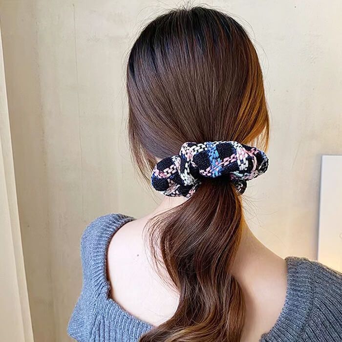 PLAID SCRUNCHIE WITH GRID TWEED PATTERN FOR HAIR ACCESSORY