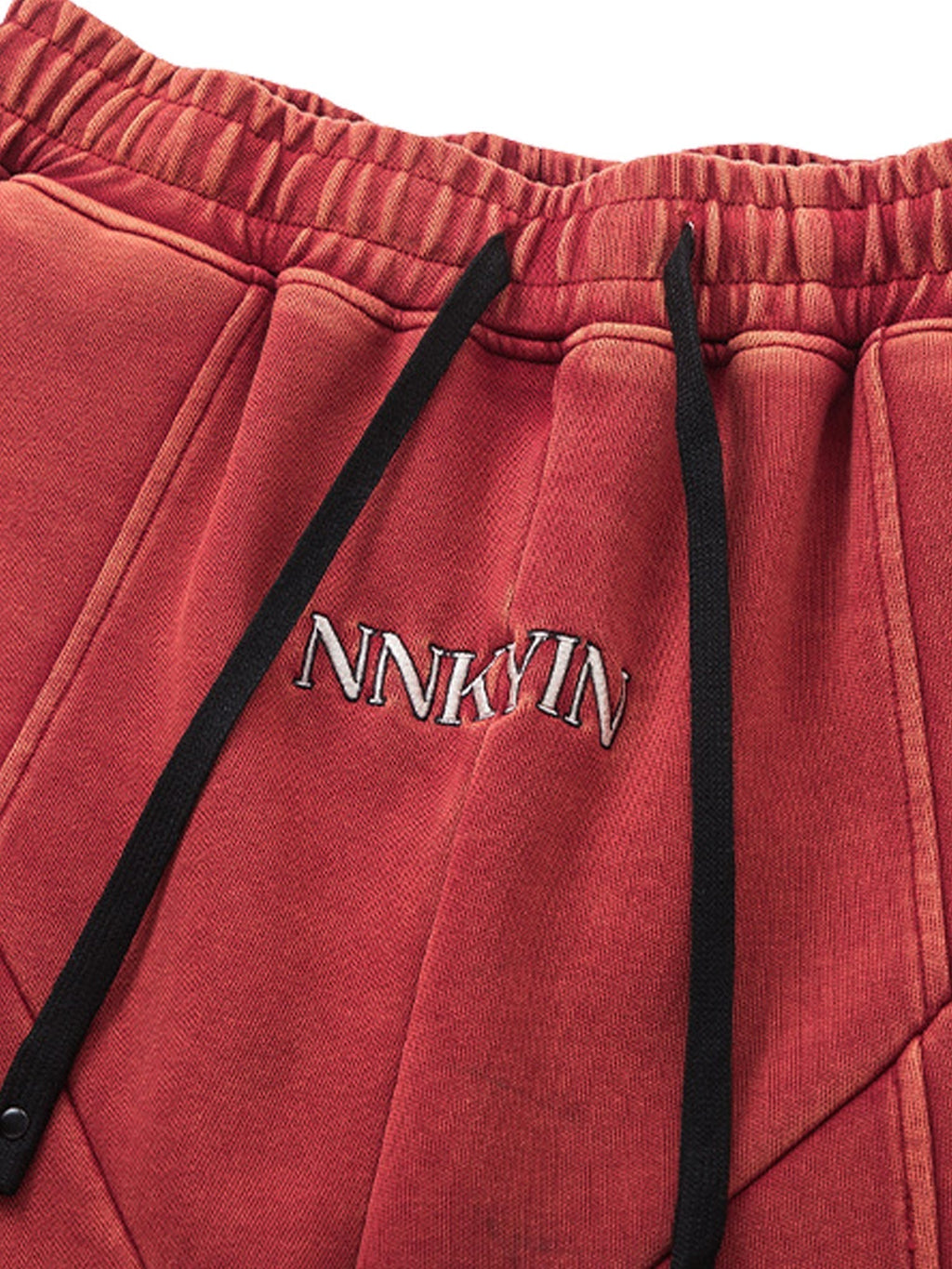 RED ATHLETIC SHORTS WITH MID WAIST AND STRAIGHT LEG DESIGN