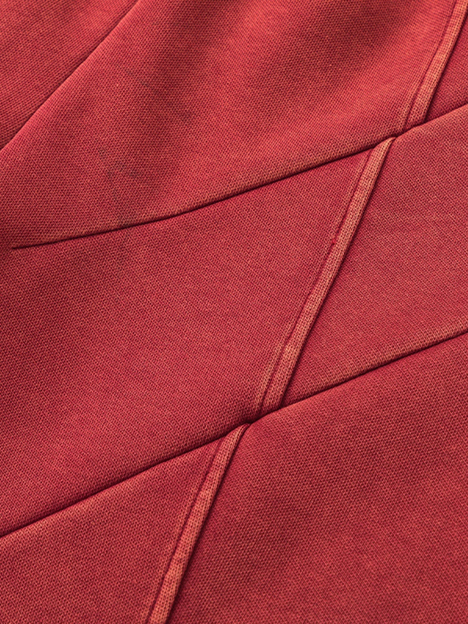 RED ATHLETIC SHORTS WITH MID WAIST AND STRAIGHT LEG DESIGN