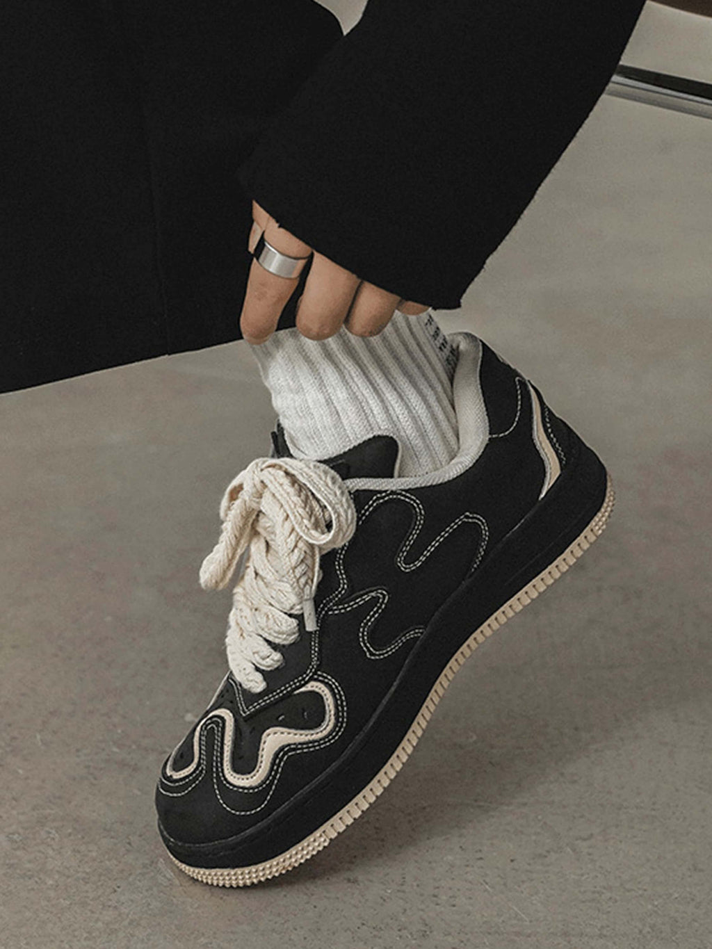 ROUND TOE CASUAL SNEAKERS BLACK AND BEIGE