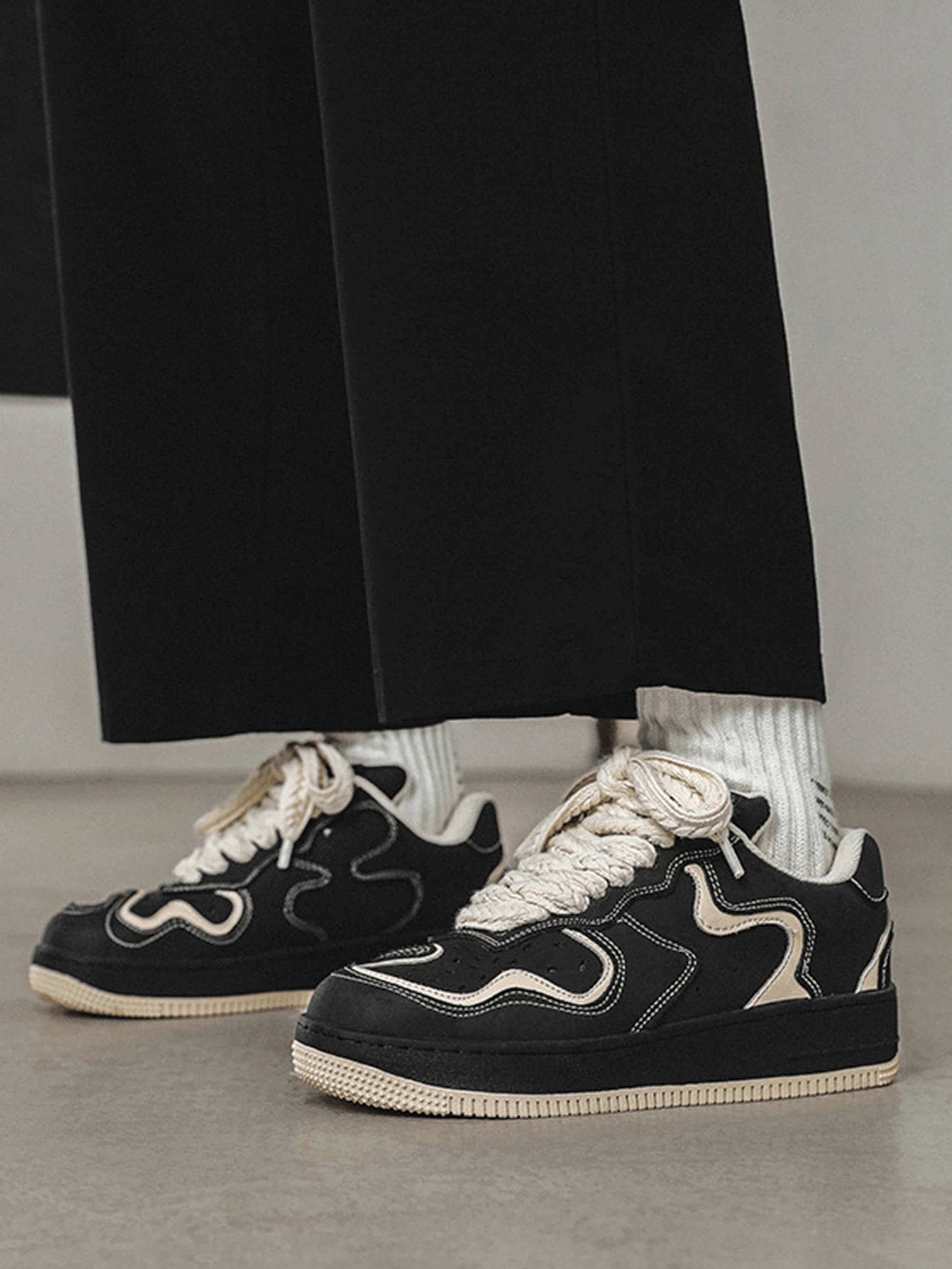 ROUND TOE CASUAL SNEAKERS BLACK AND BEIGE