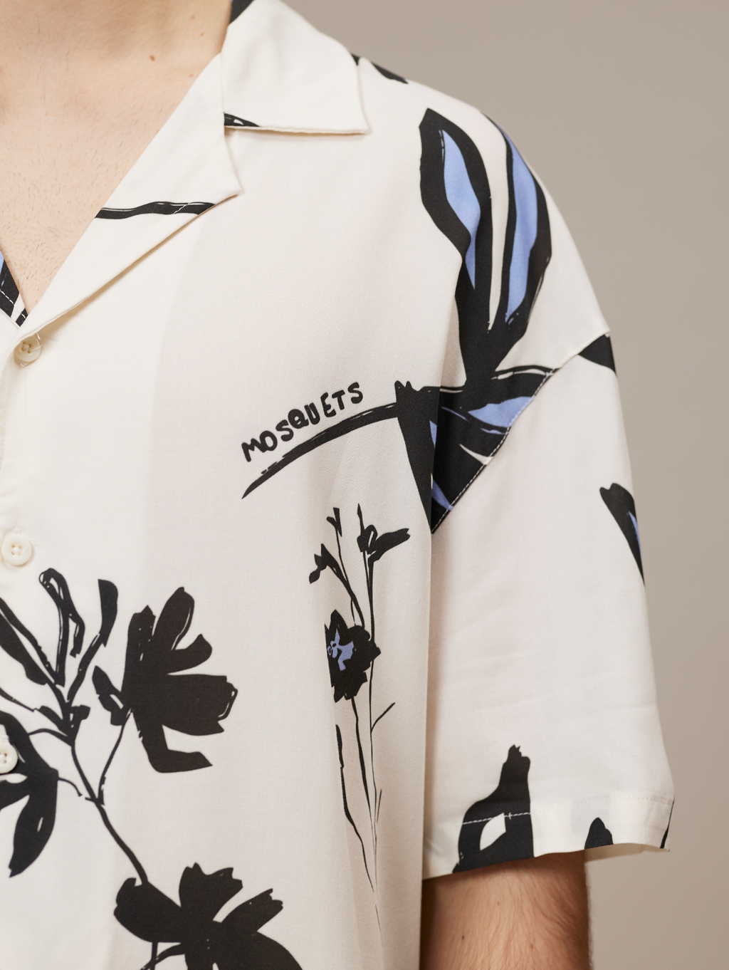 SHORT-SLEEVED SHIRT ANTIQUE WHITE FLOWER PRINT WEARS SIZE LARGE