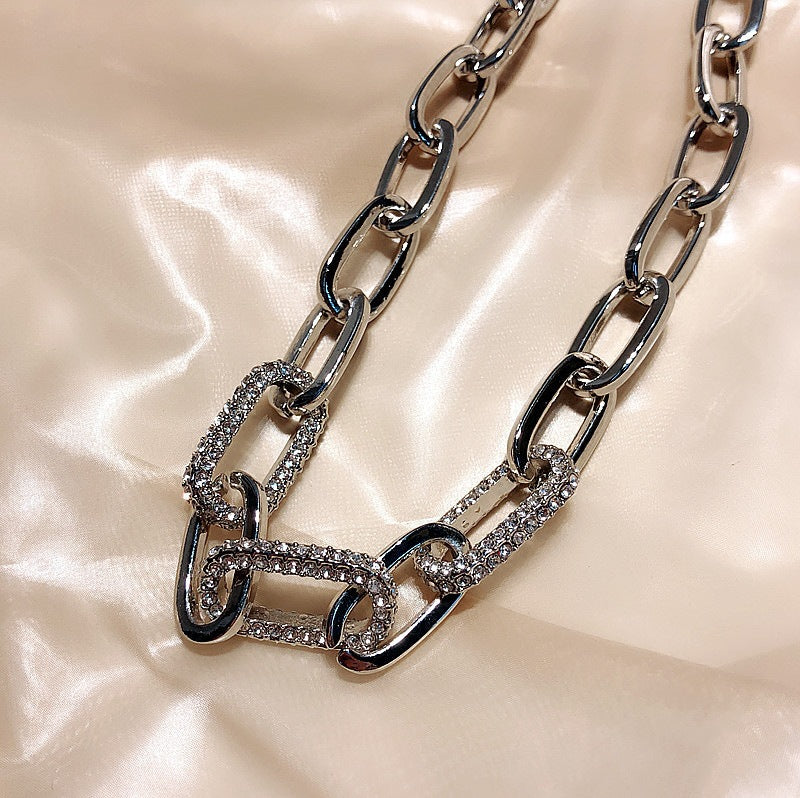 SILVER CHAIN-LINK NECKLACE WITH TOGGLE CLOSURE