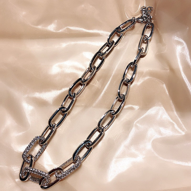 SILVER CHAIN-LINK NECKLACE WITH TOGGLE CLOSURE