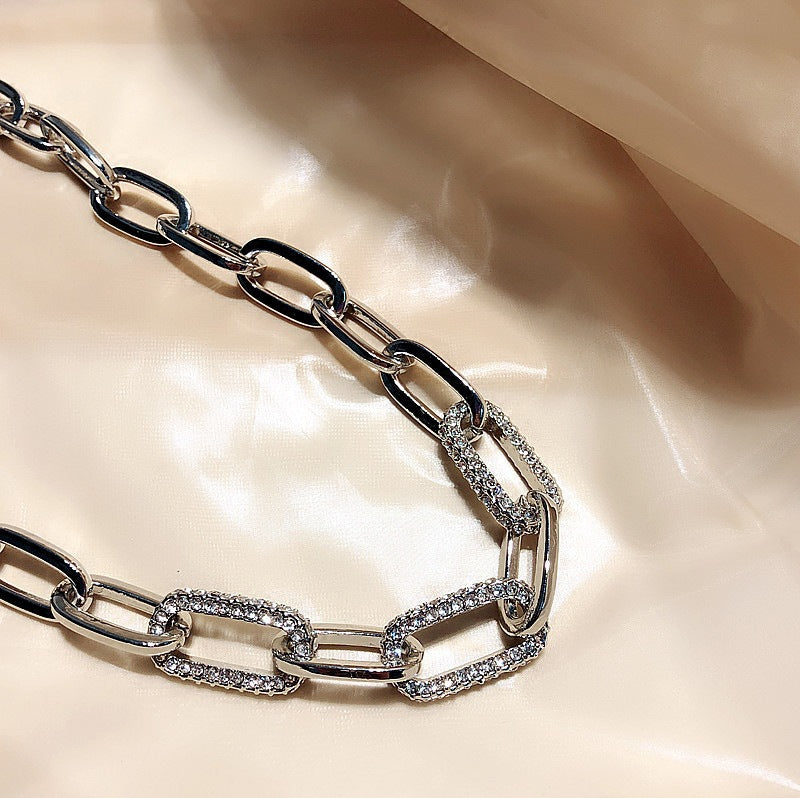 SILVER CHAIN-LINK NECKLACE WITH TOGGLE CLOSURE