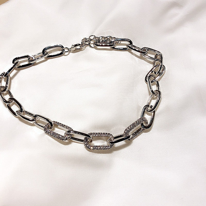 SILVER CHAIN-LINK NECKLACE WITH TOGGLE CLOSURE