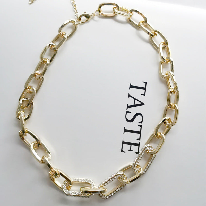 SILVER CHAIN-LINK NECKLACE WITH TOGGLE CLOSURE