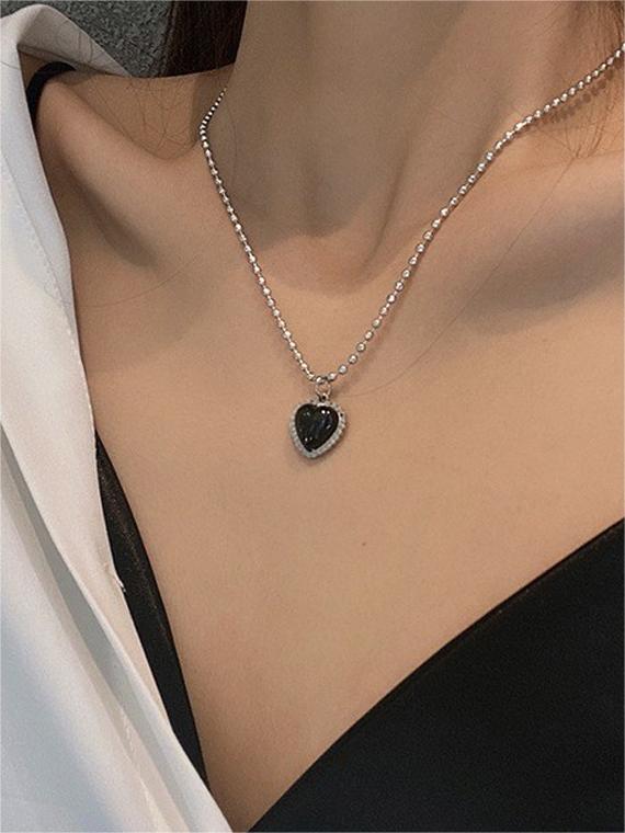 SILVER NECKLACE WITH BLACK HEART PENDANT AND BLACK PATTERN DESIGN