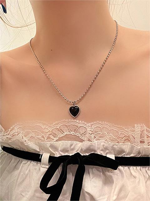 SILVER NECKLACE WITH BLACK HEART PENDANT AND BLACK PATTERN DESIGN