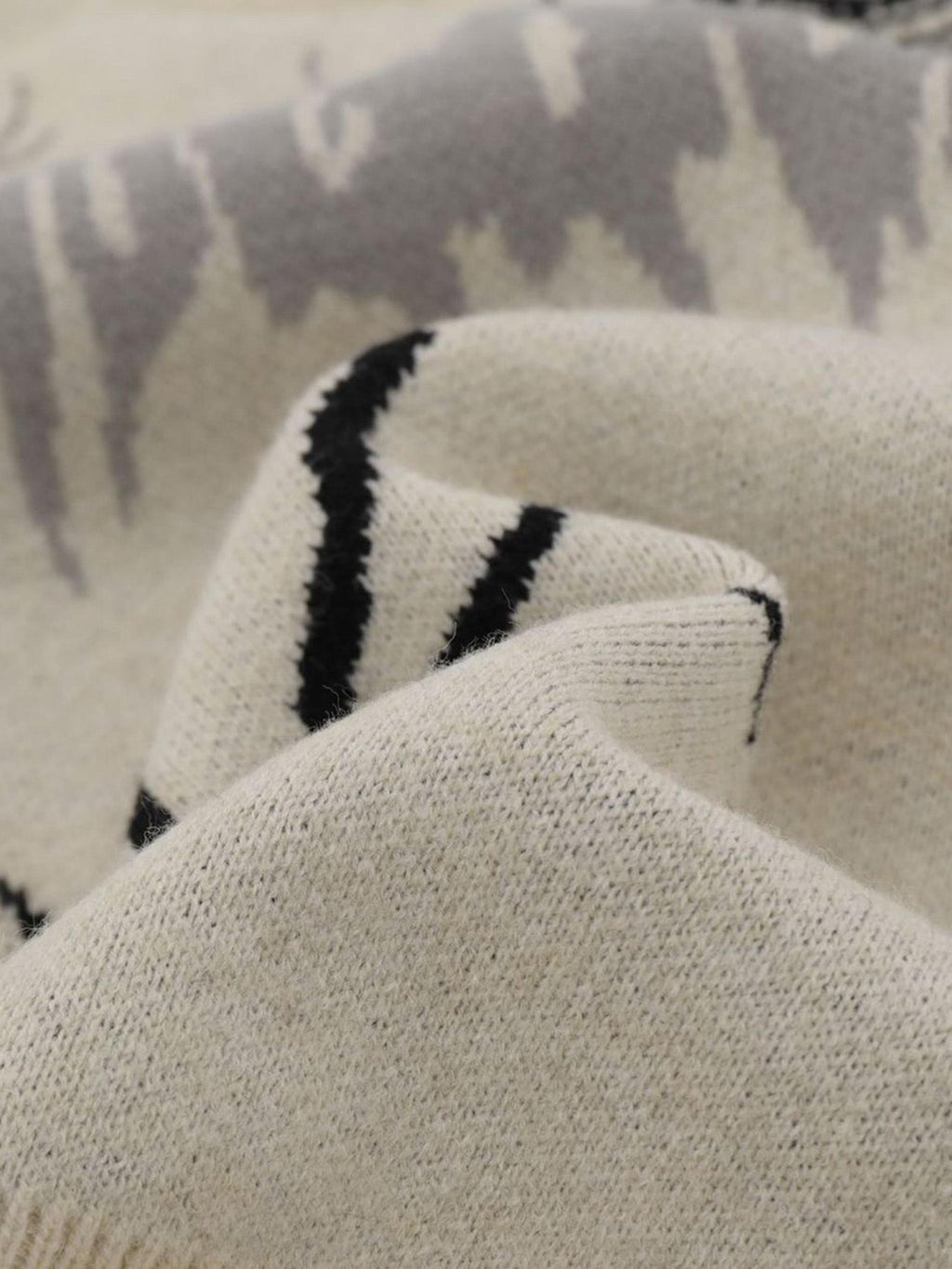 SPIDER-INSPIRED KNITTED SWEATER WITH WEB DESIGNS - STYLISH ADDITION