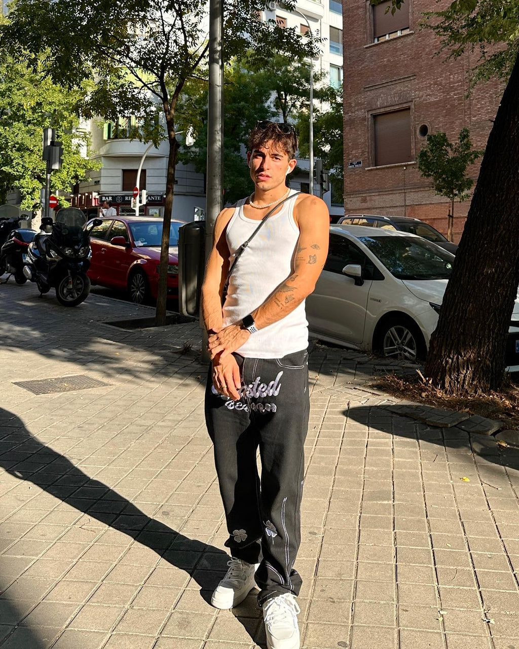 STRAIGHT-LEG JEANS WITH LUCKY CLOVER EMBROIDERY AND WHITE STITCHING