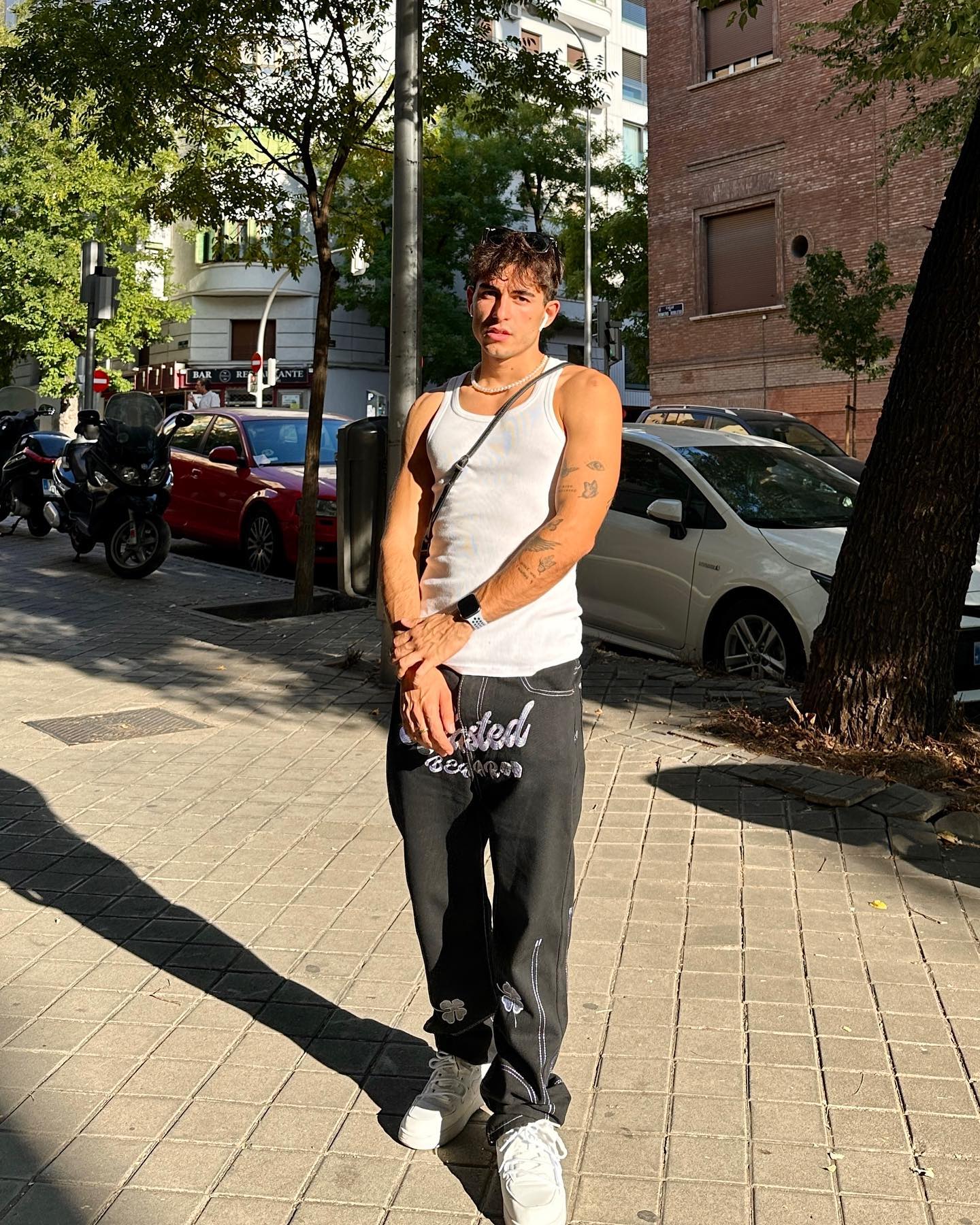 STRAIGHT-LEG JEANS WITH LUCKY CLOVER EMBROIDERY AND WHITE STITCHING