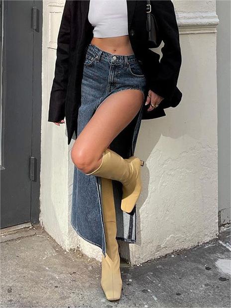 TAN KNEE-HIGH BOOTS FOR MAXI DENIM SKIRT STYLING