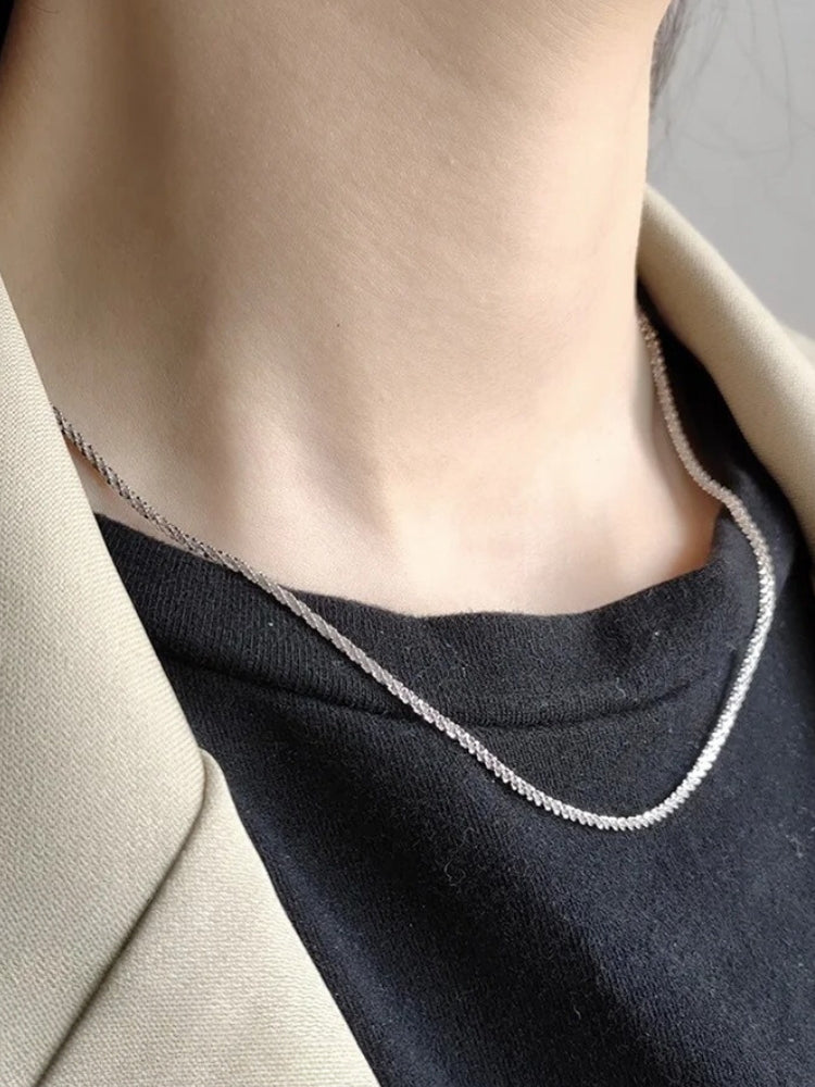 TWISTED CHAIN NECKLACE - REFINED SHORT MODERN ACCESSORY