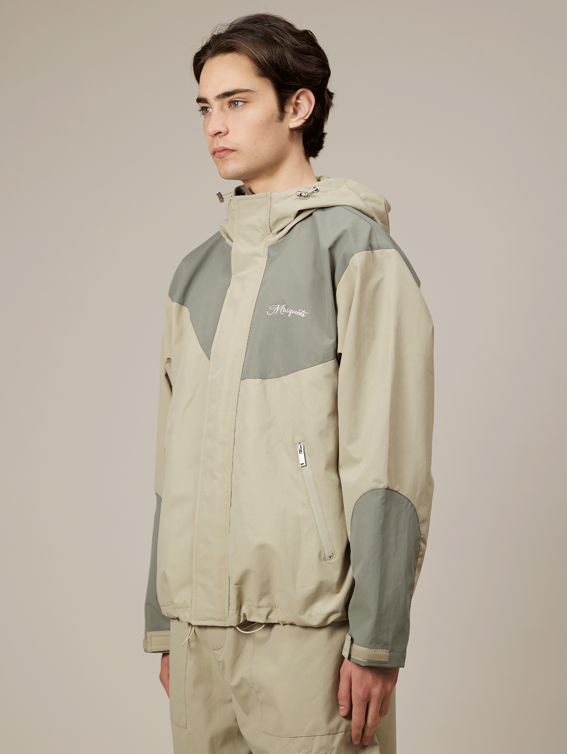 TWO-TONE HOODED JACKET IN LIGHT BEIGE WATERPROOF WINDPROOF DESIGN