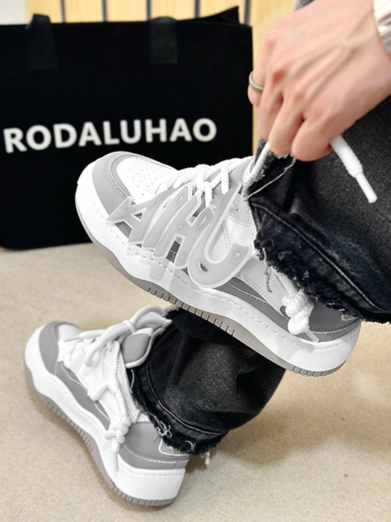 VERSATILE HIGH SNEAKERS IN GRAY AND BLACK FOR EVERYDAY WEAR